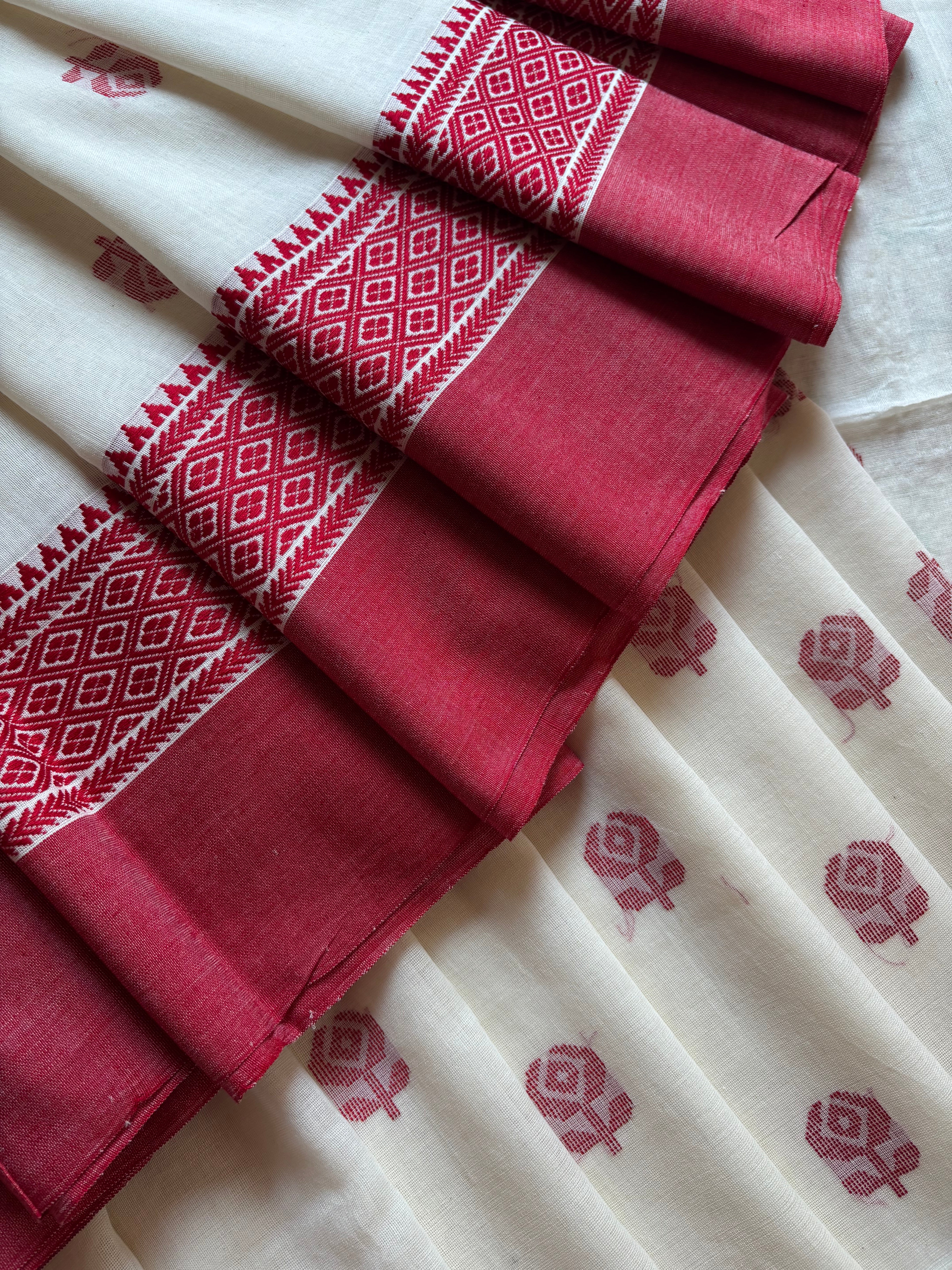 Handwoven Offwhite Red Phulia Cotton Jamdani Saree