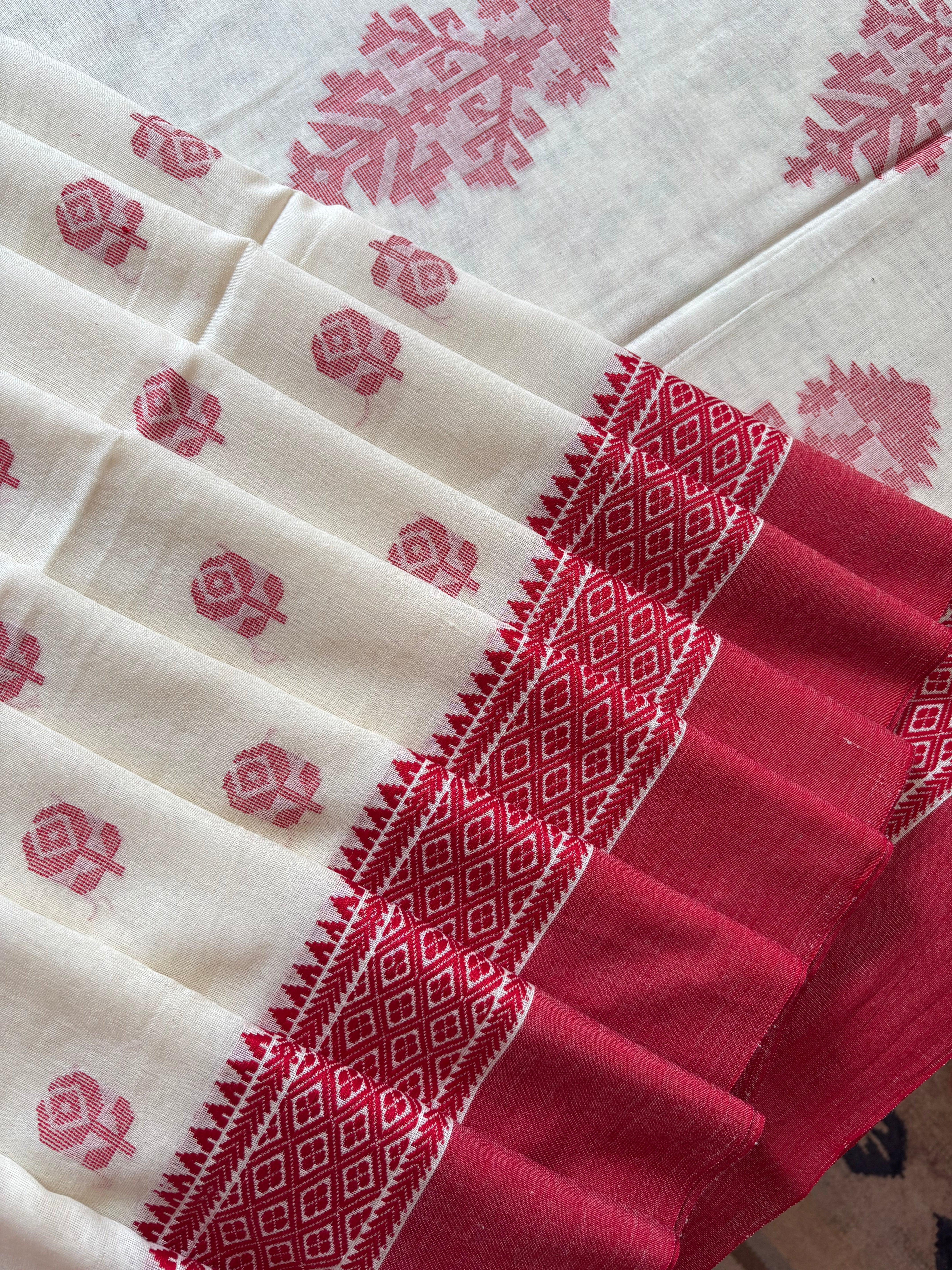 Handwoven Offwhite Red Phulia Cotton Jamdani Saree