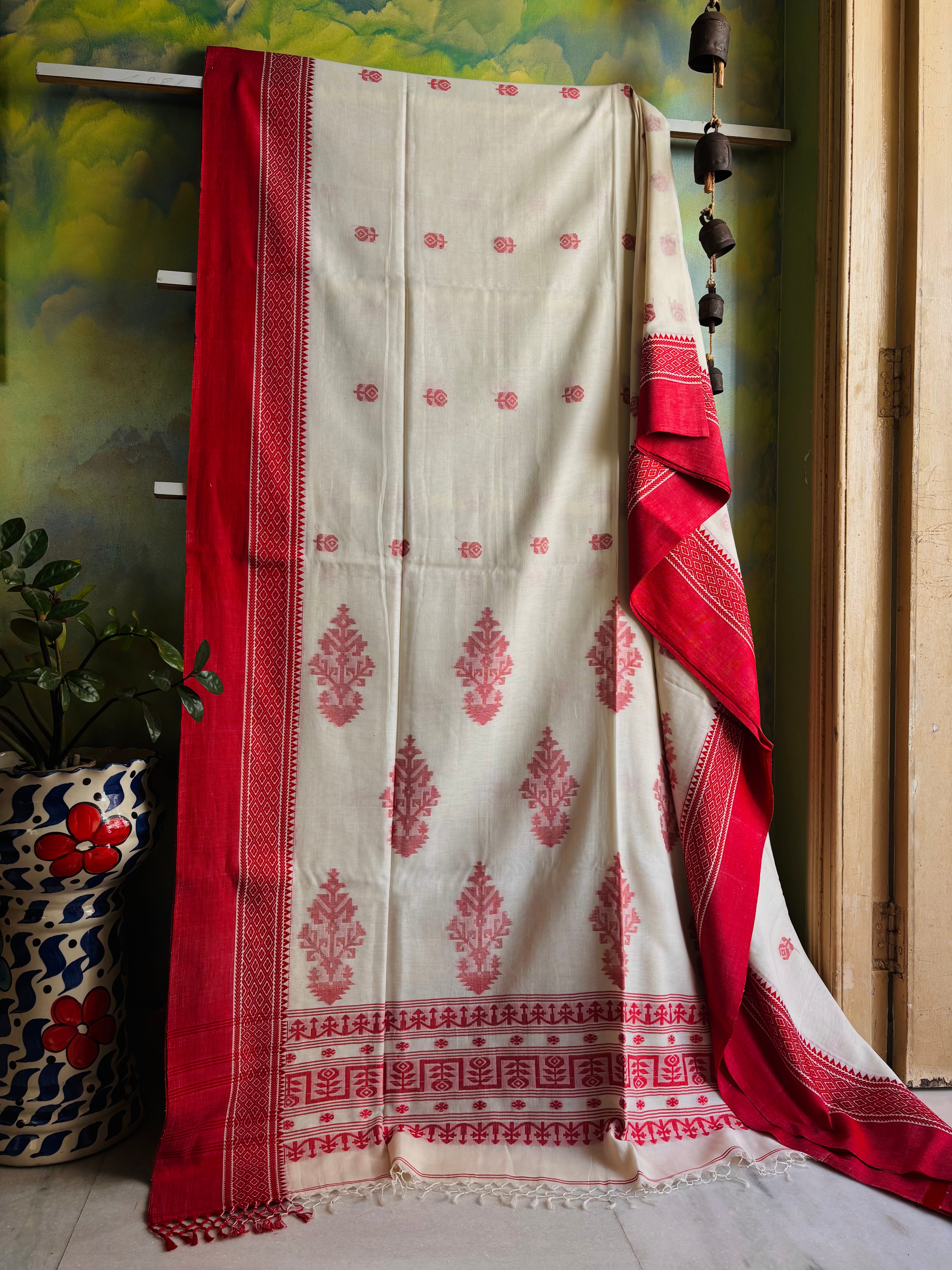 Handwoven Offwhite Red Phulia Cotton Jamdani Saree