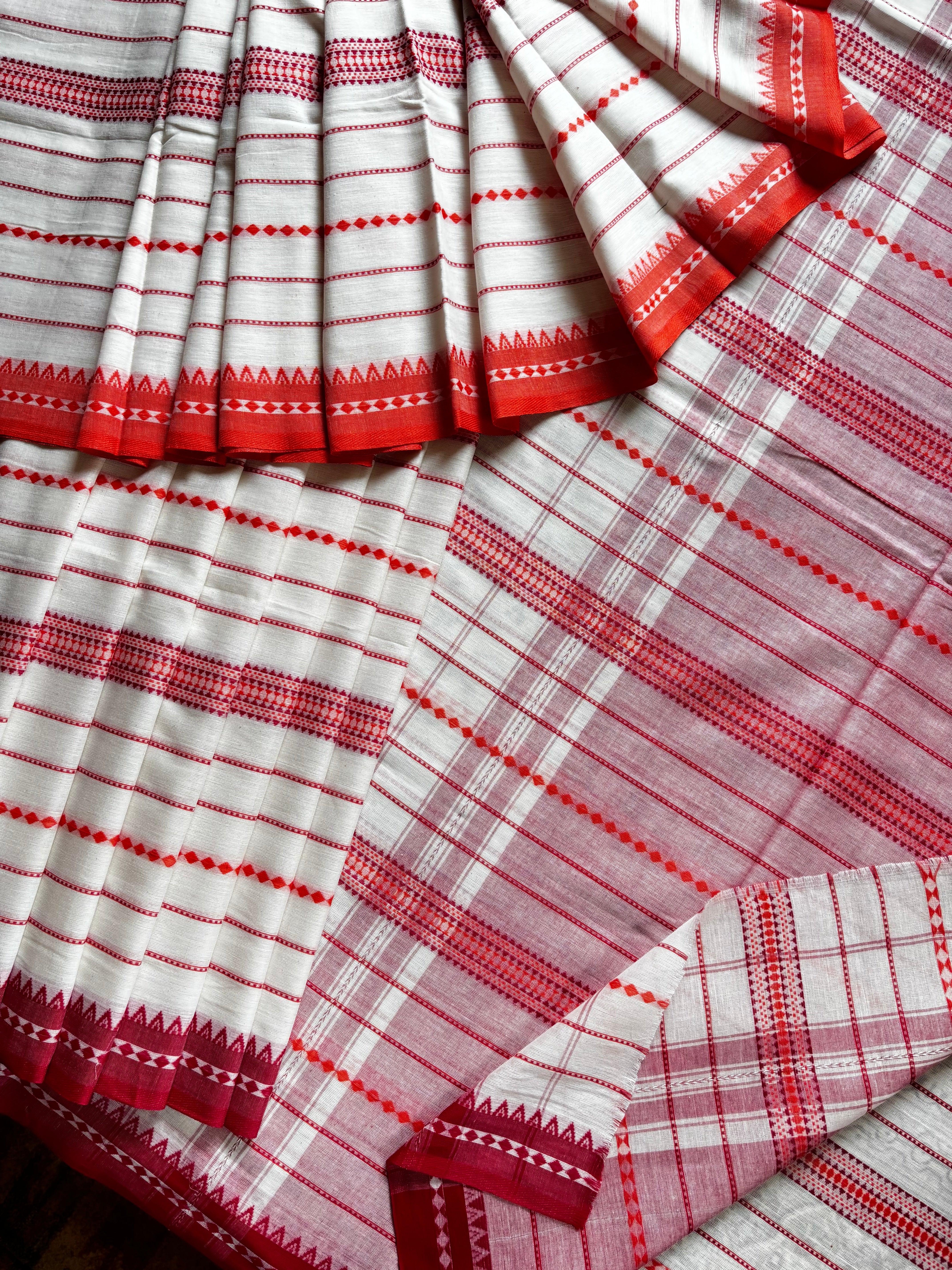 Handwoven Offwhite Cotton Dhonekhali Saree