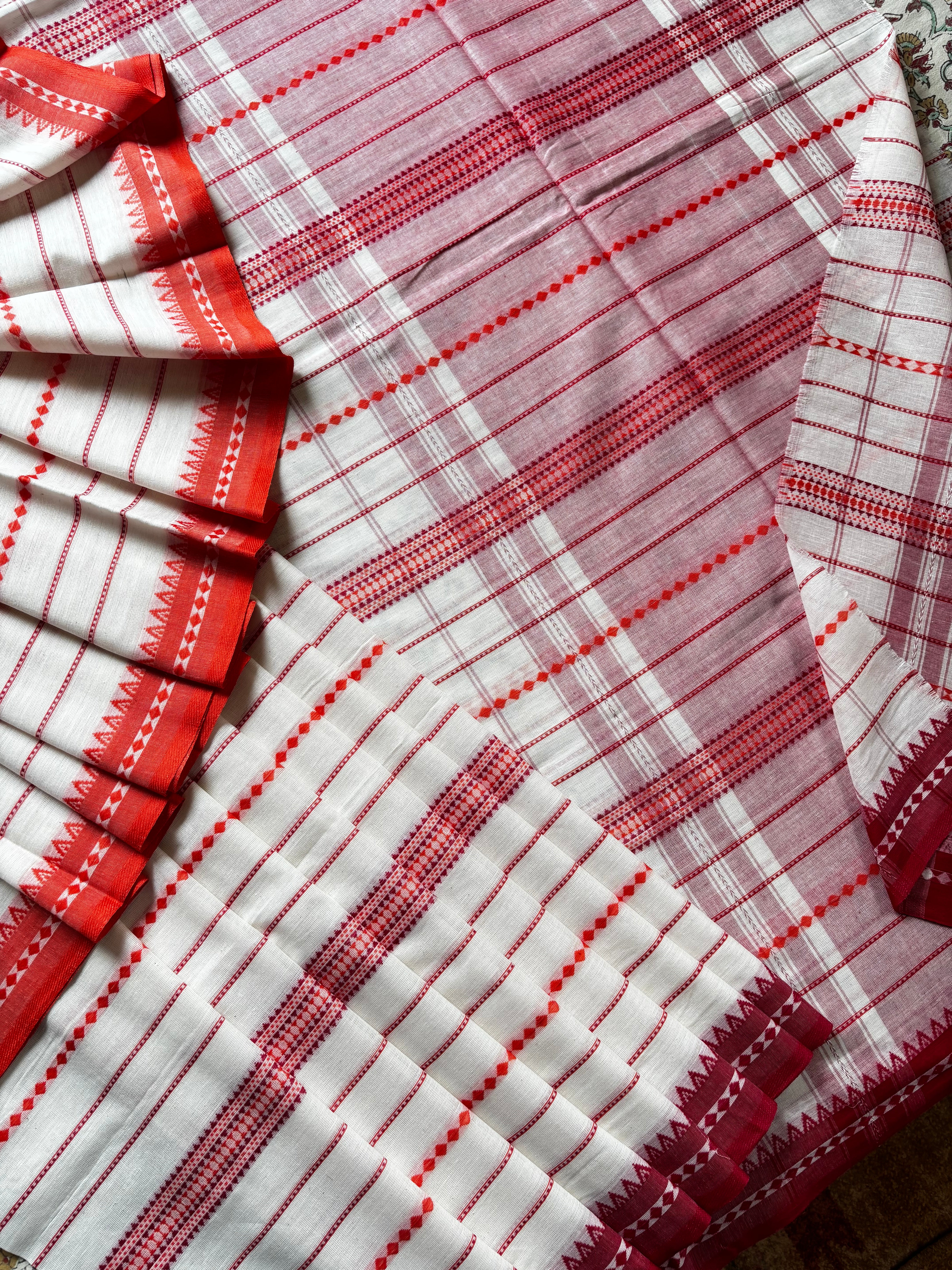 Handwoven Offwhite Cotton Dhonekhali Saree