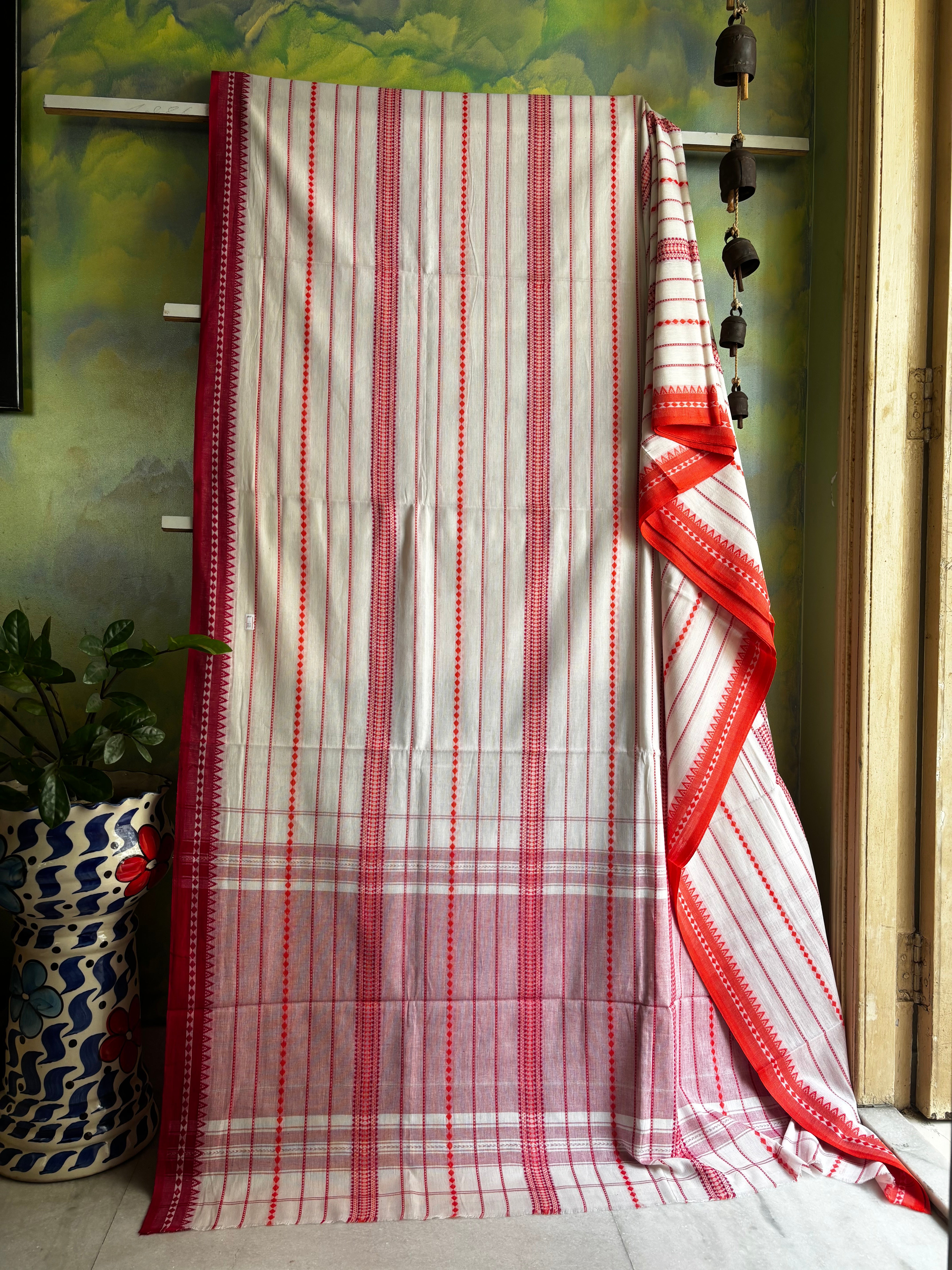 Handwoven Offwhite Cotton Dhonekhali Saree