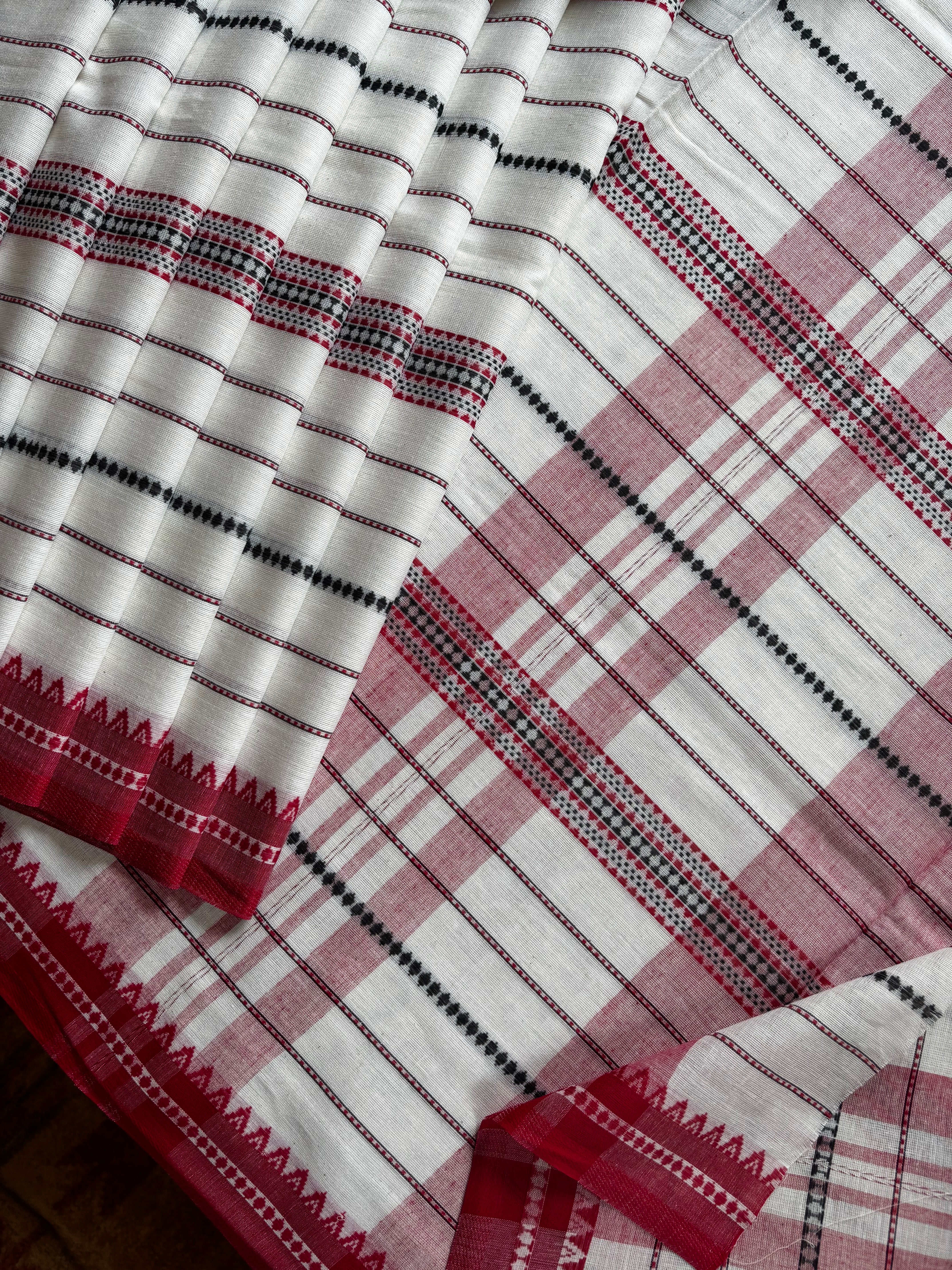 Handwoven Offwhite Colour Cotton Dhonekhali Saree