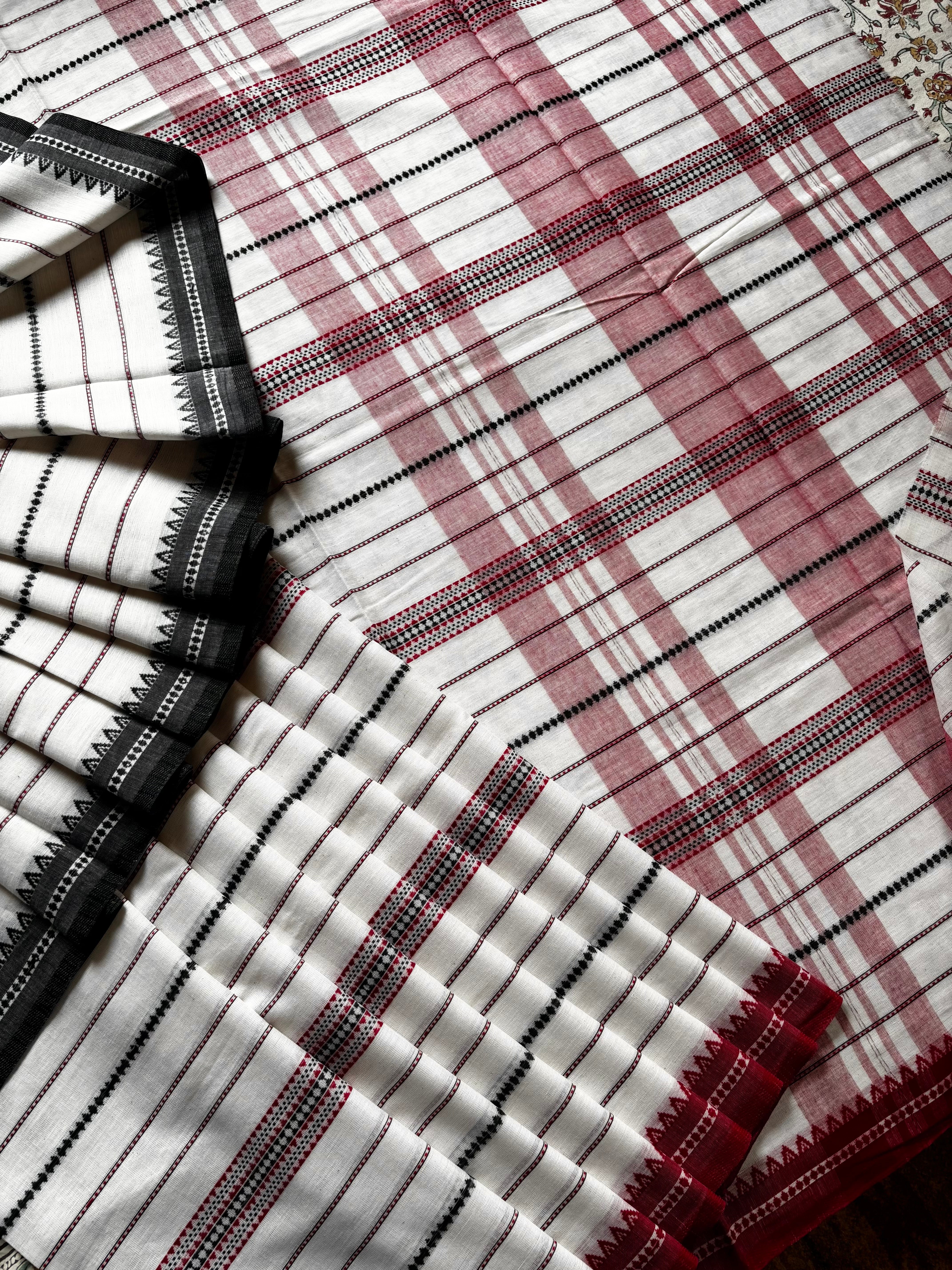 Handwoven Offwhite Colour Cotton Dhonekhali Saree