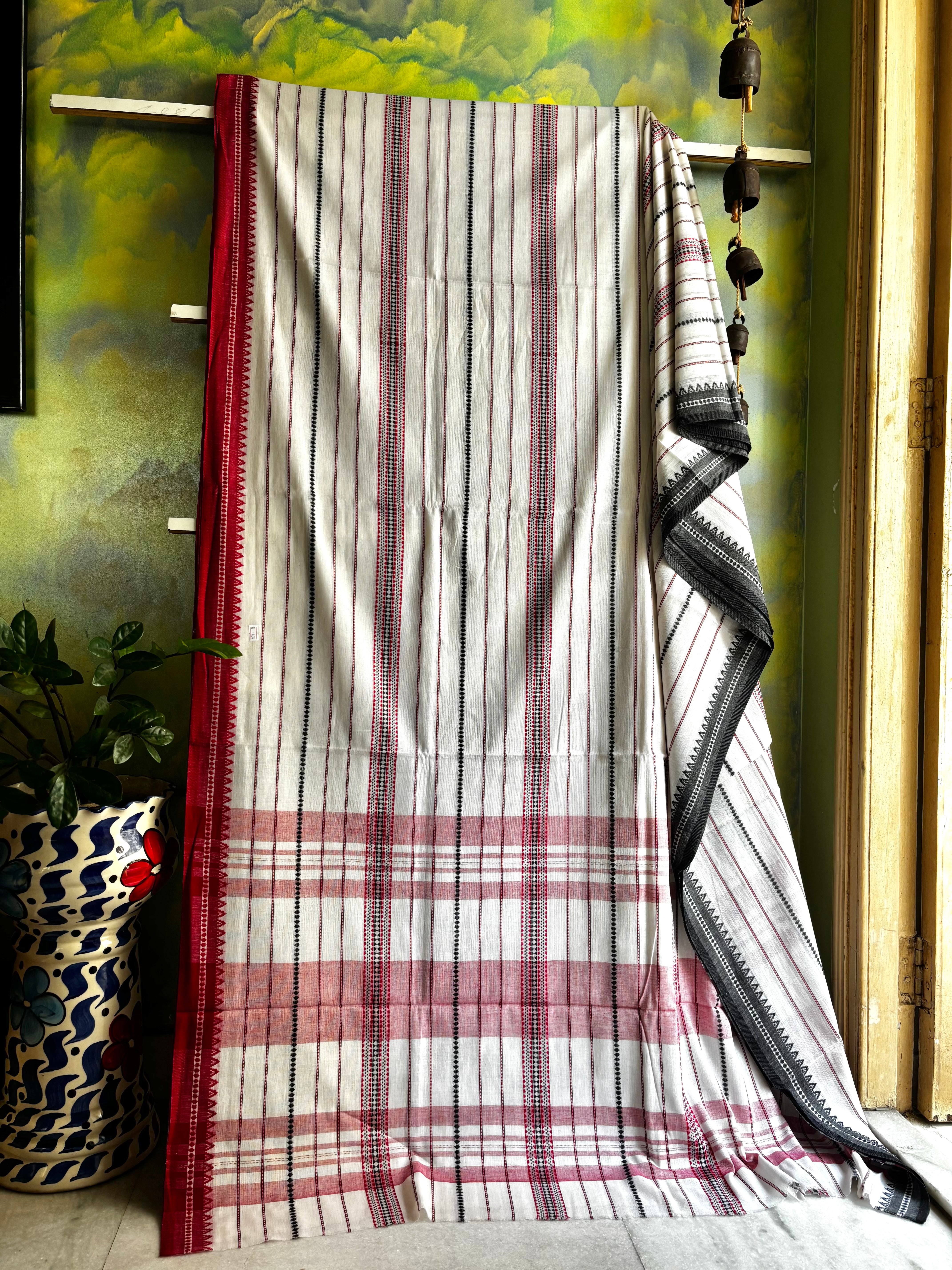Handwoven Offwhite Colour Cotton Dhonekhali Saree