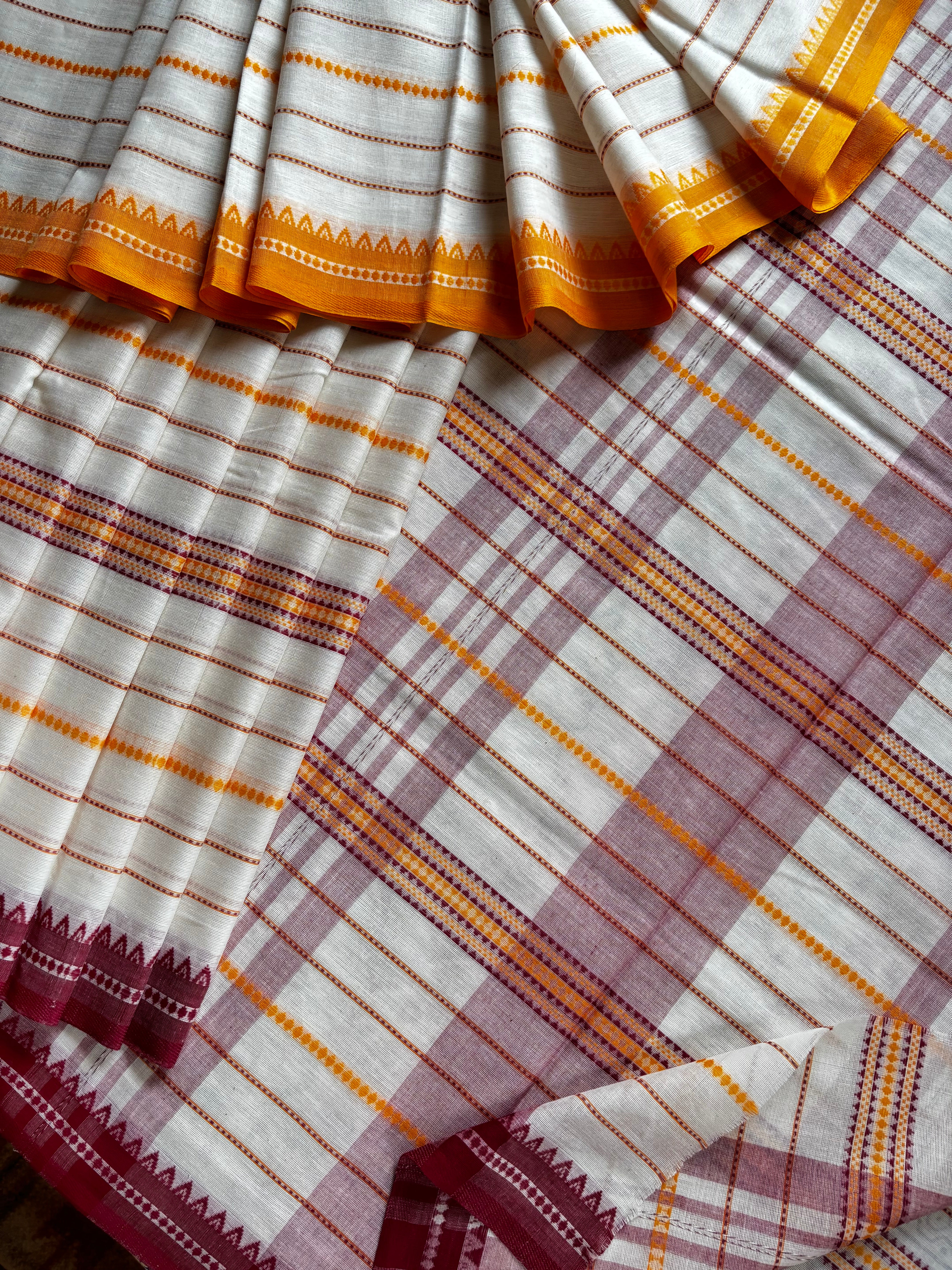 Handwoven Offwhite Colour Cotton Dhonekhali Saree