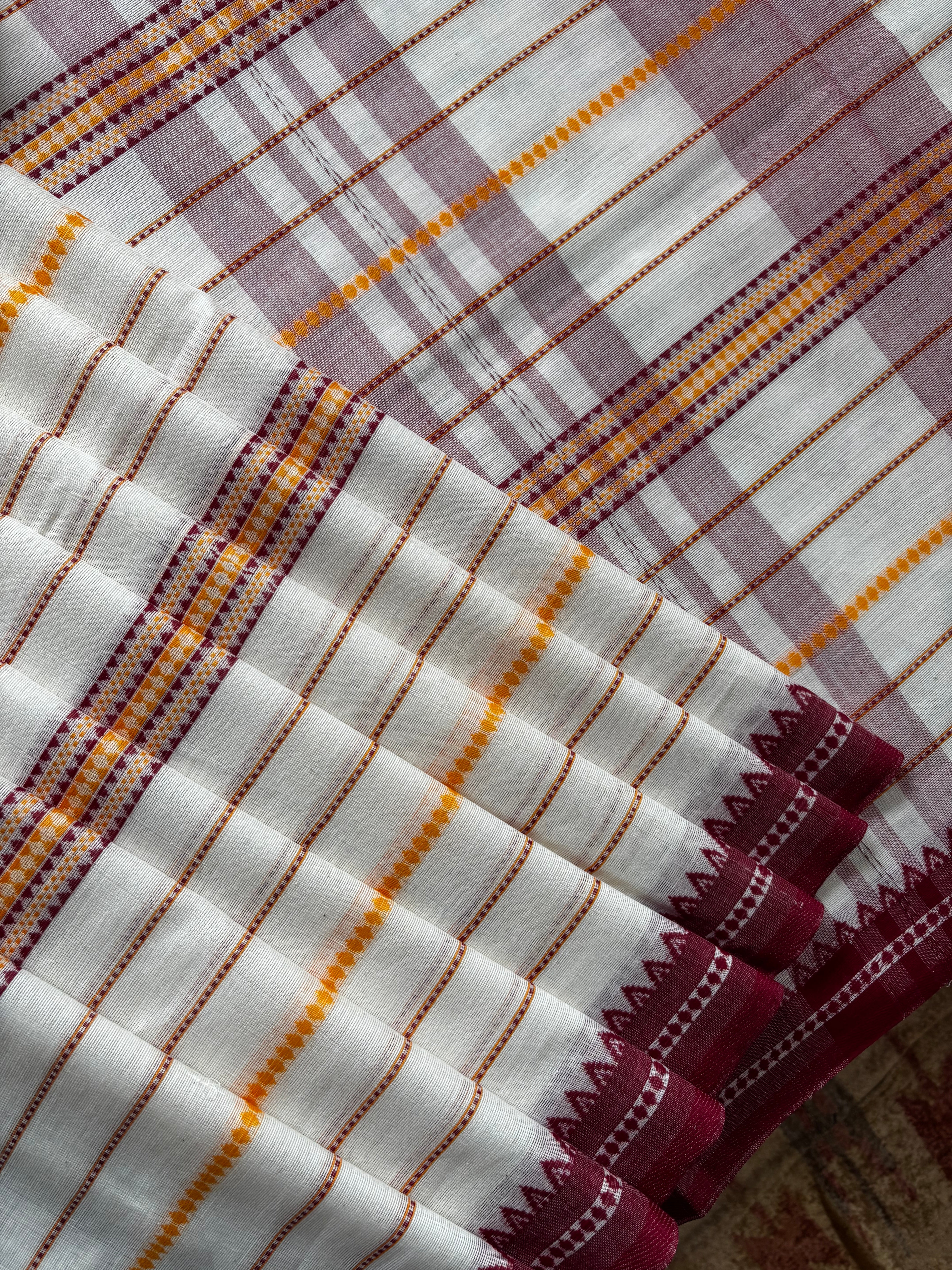 Handwoven Offwhite Colour Cotton Dhonekhali Saree