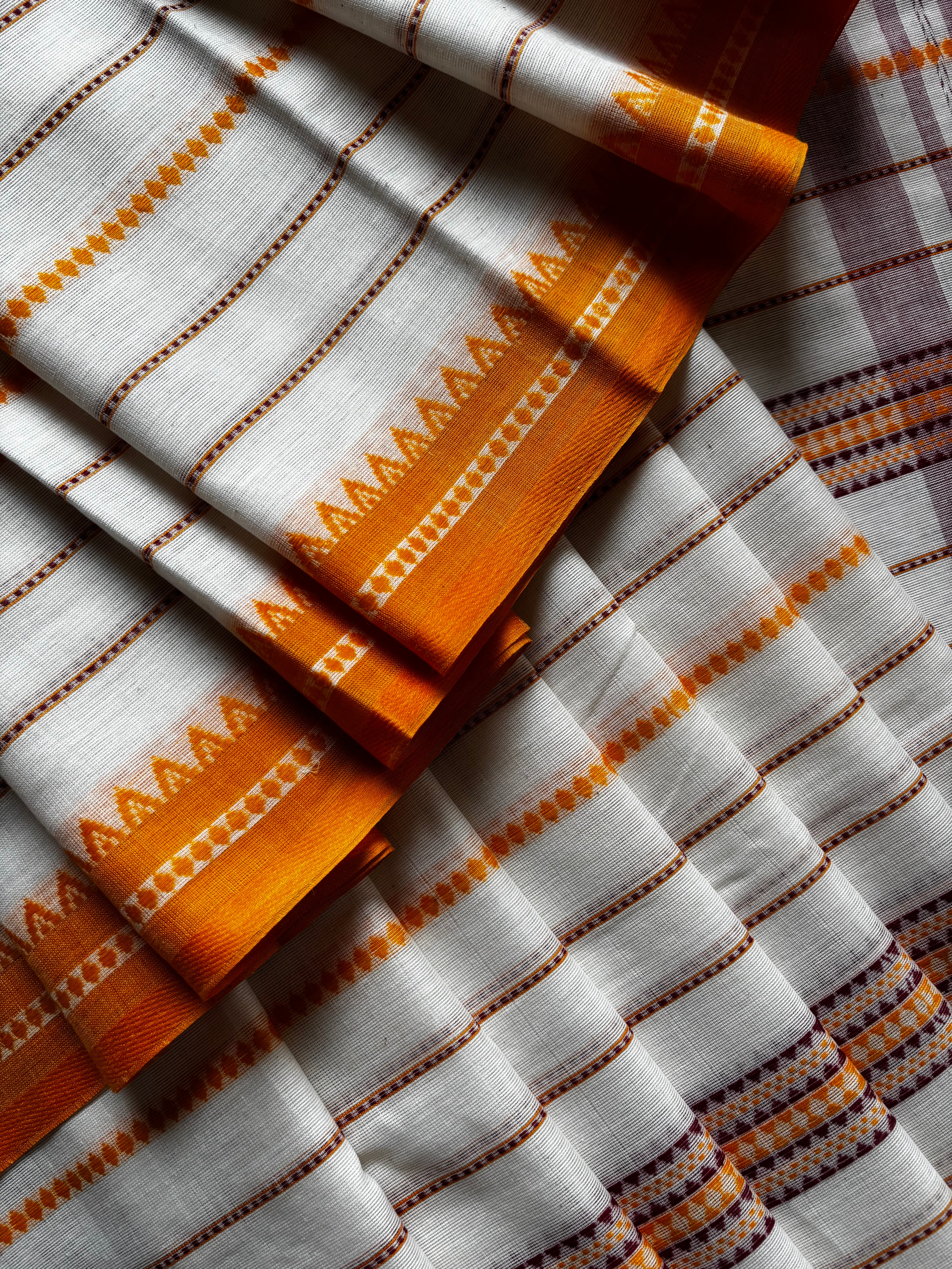 Handwoven Offwhite Colour Cotton Dhonekhali Saree