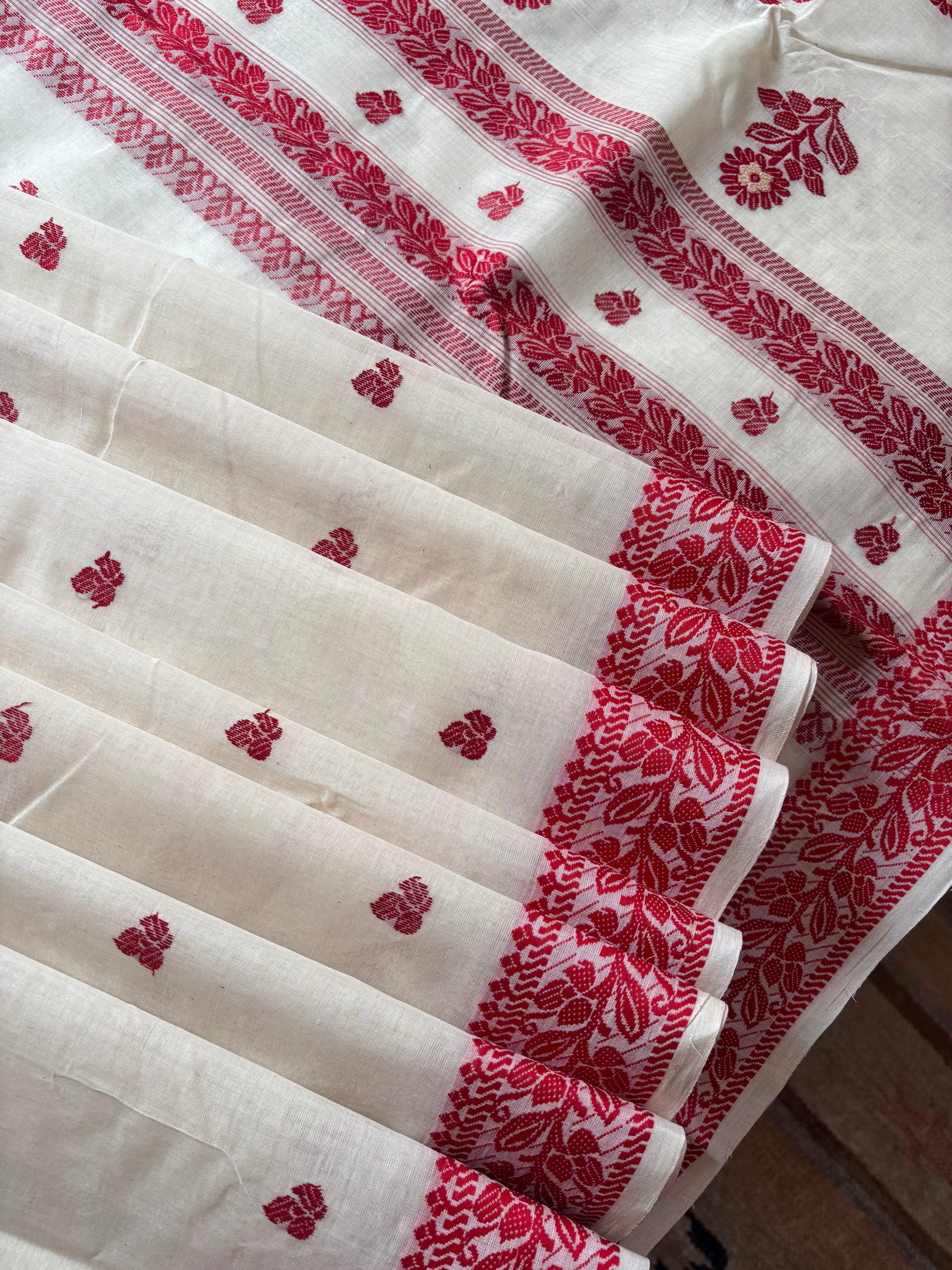 Handwoven Offwhite Red Tangail Cotton Saree