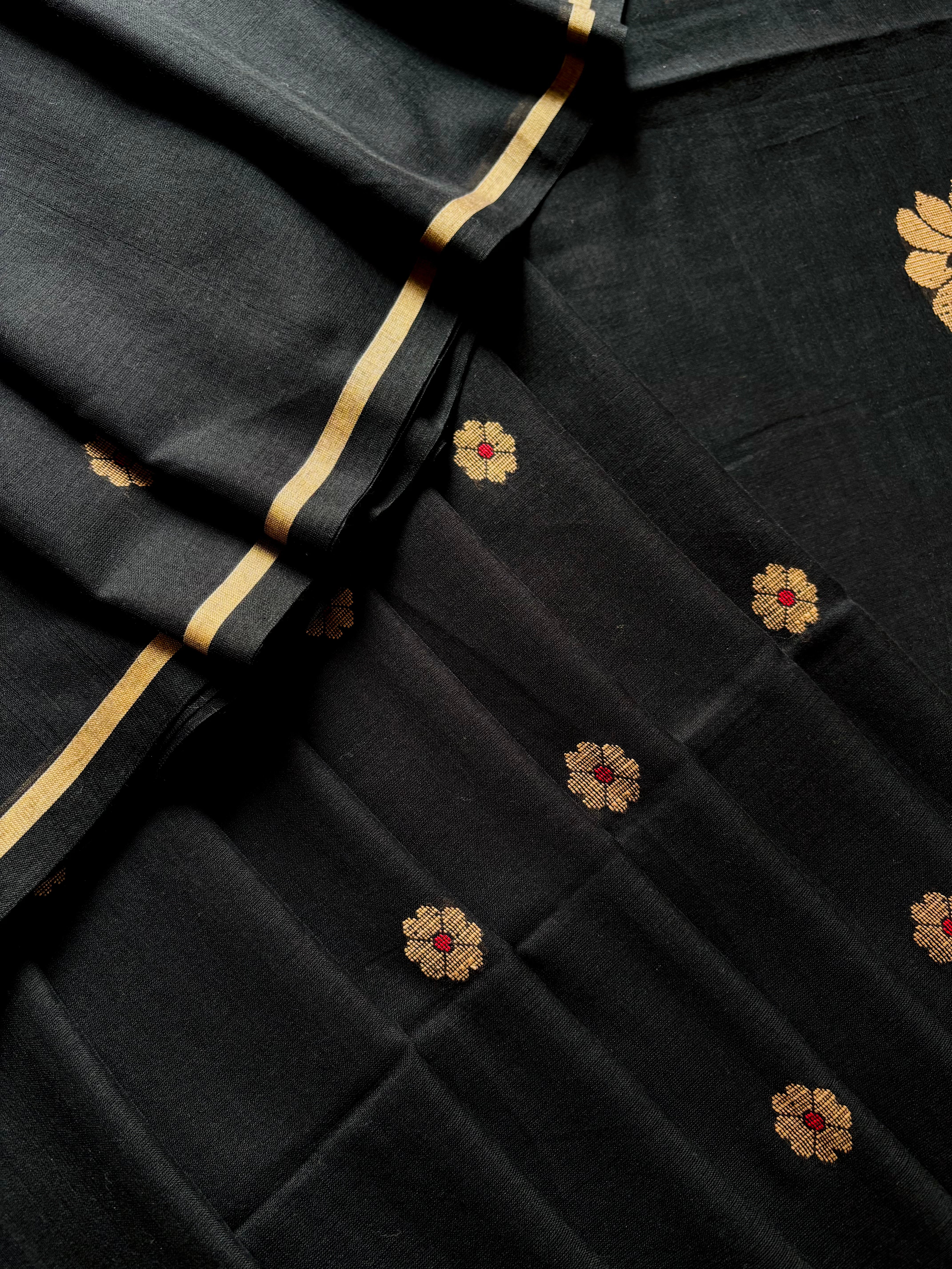 Handwoven Black Colour Cotton Jamdani Saree