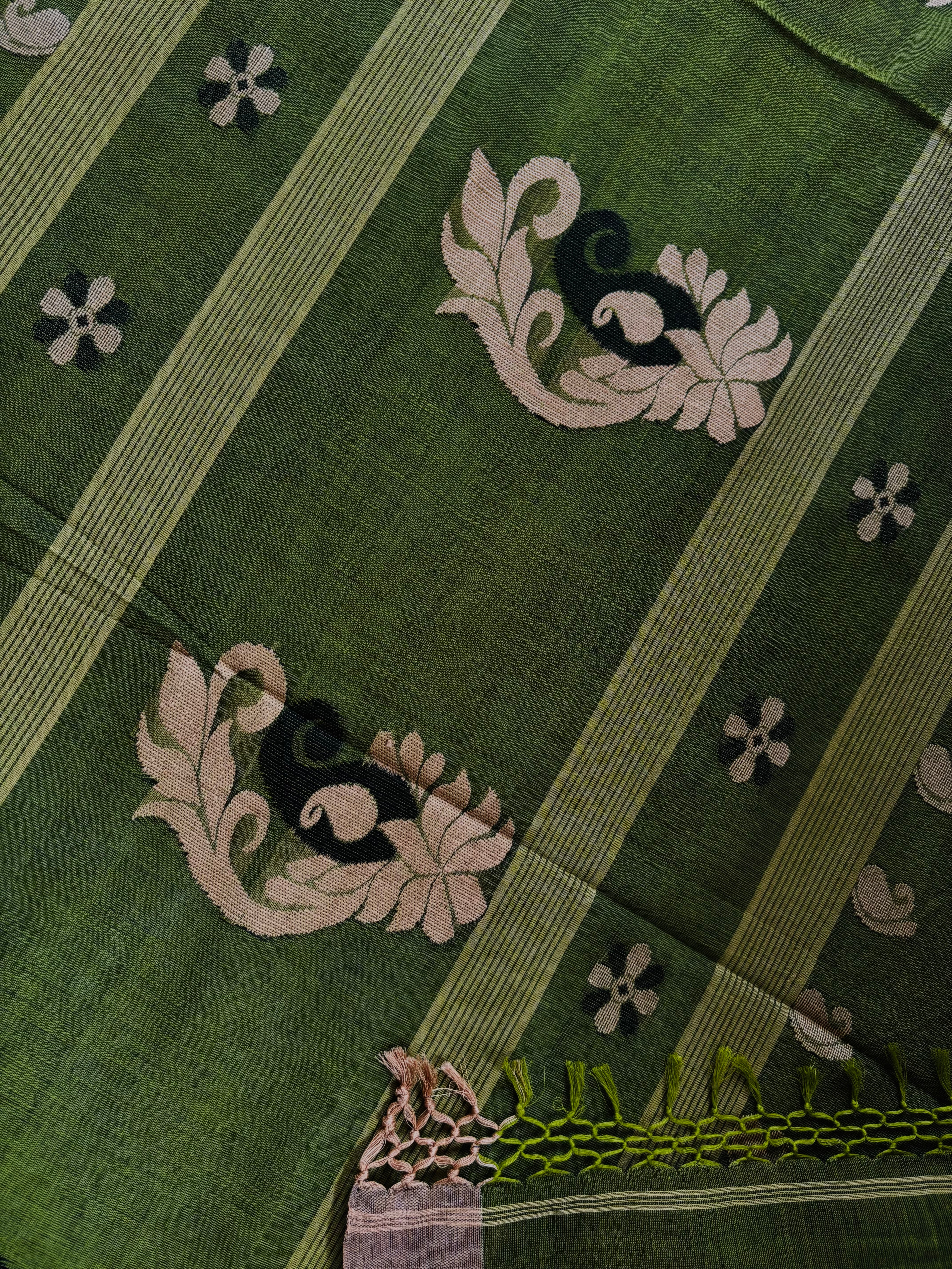 Handwoven Moss Green Colour Cotton Jamdani Saree