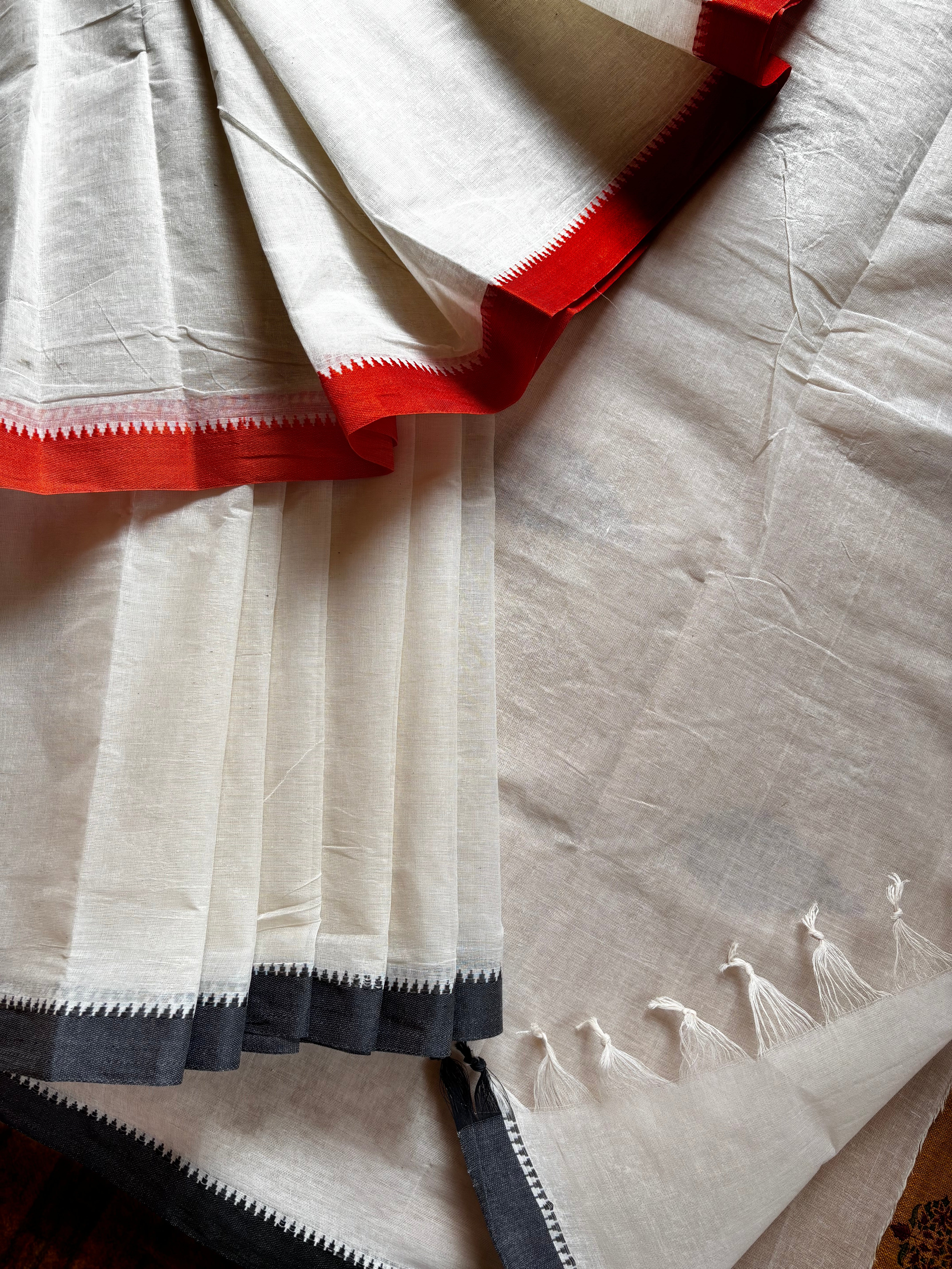 Handwoven Cotton Dhonekhali Saree