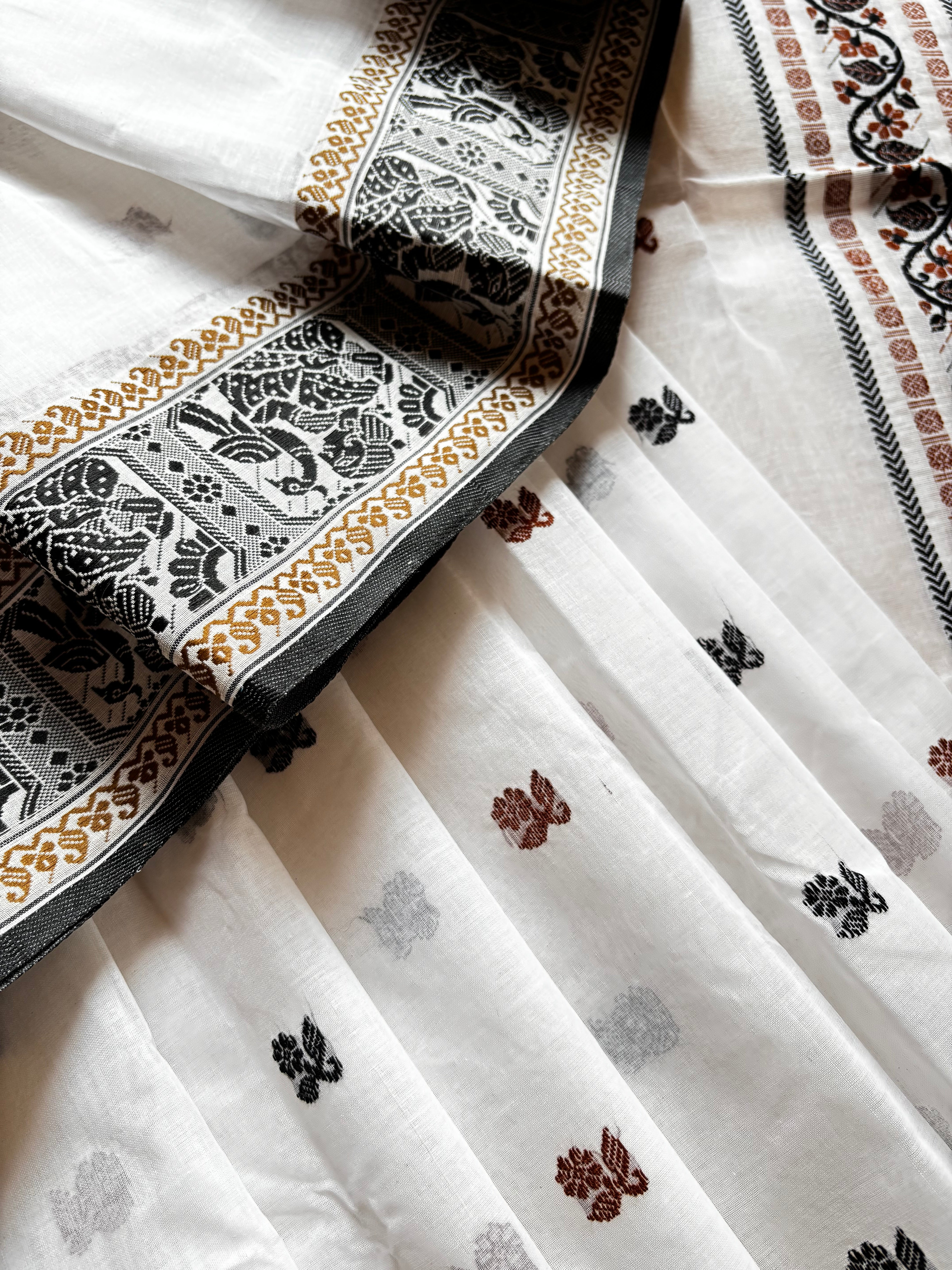 Handwoven White Cotton Baluchari Saree