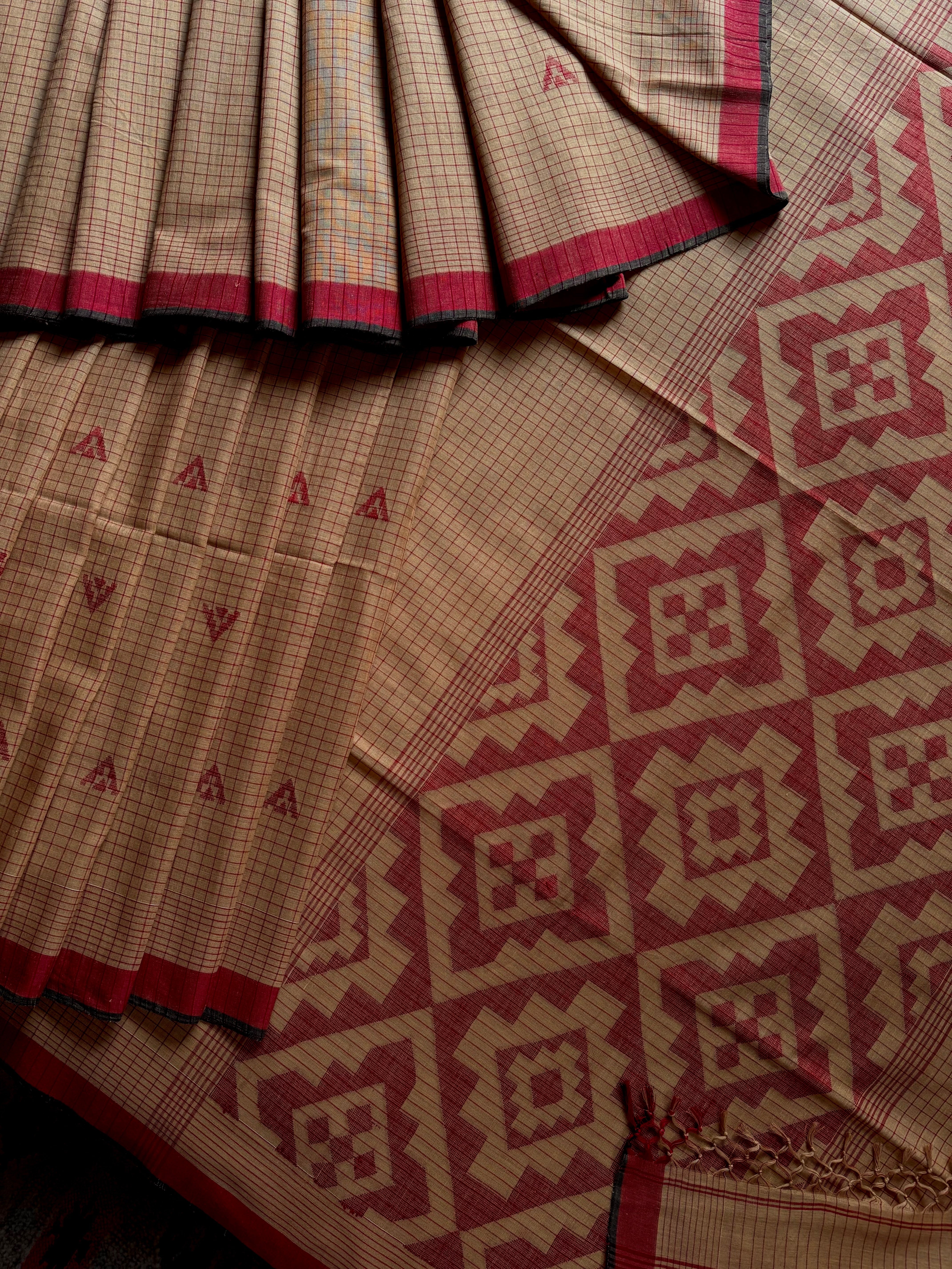 Handwoven Beige Red Cotton Jamdani Saree