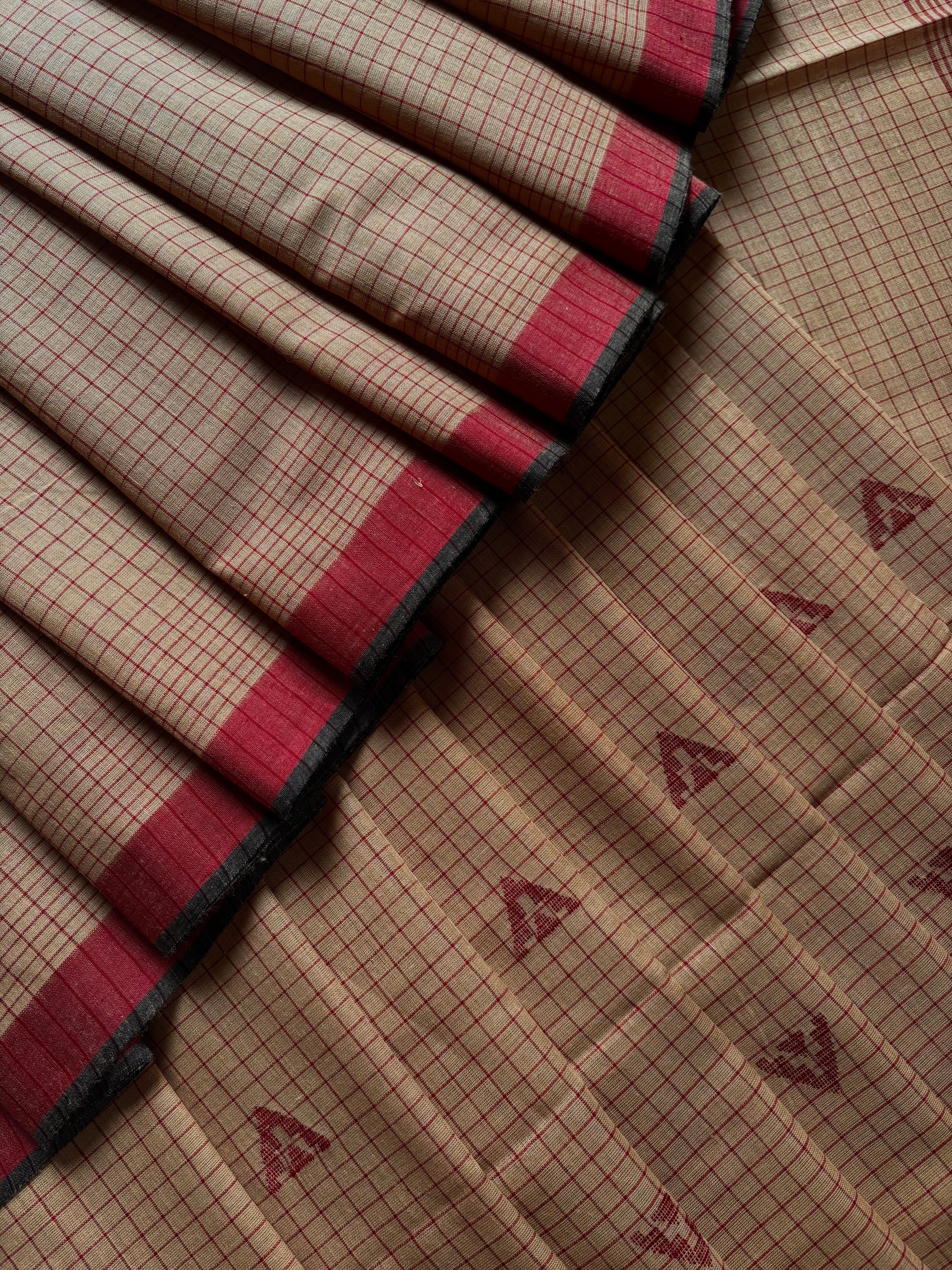 Handwoven Beige Red Cotton Jamdani Saree