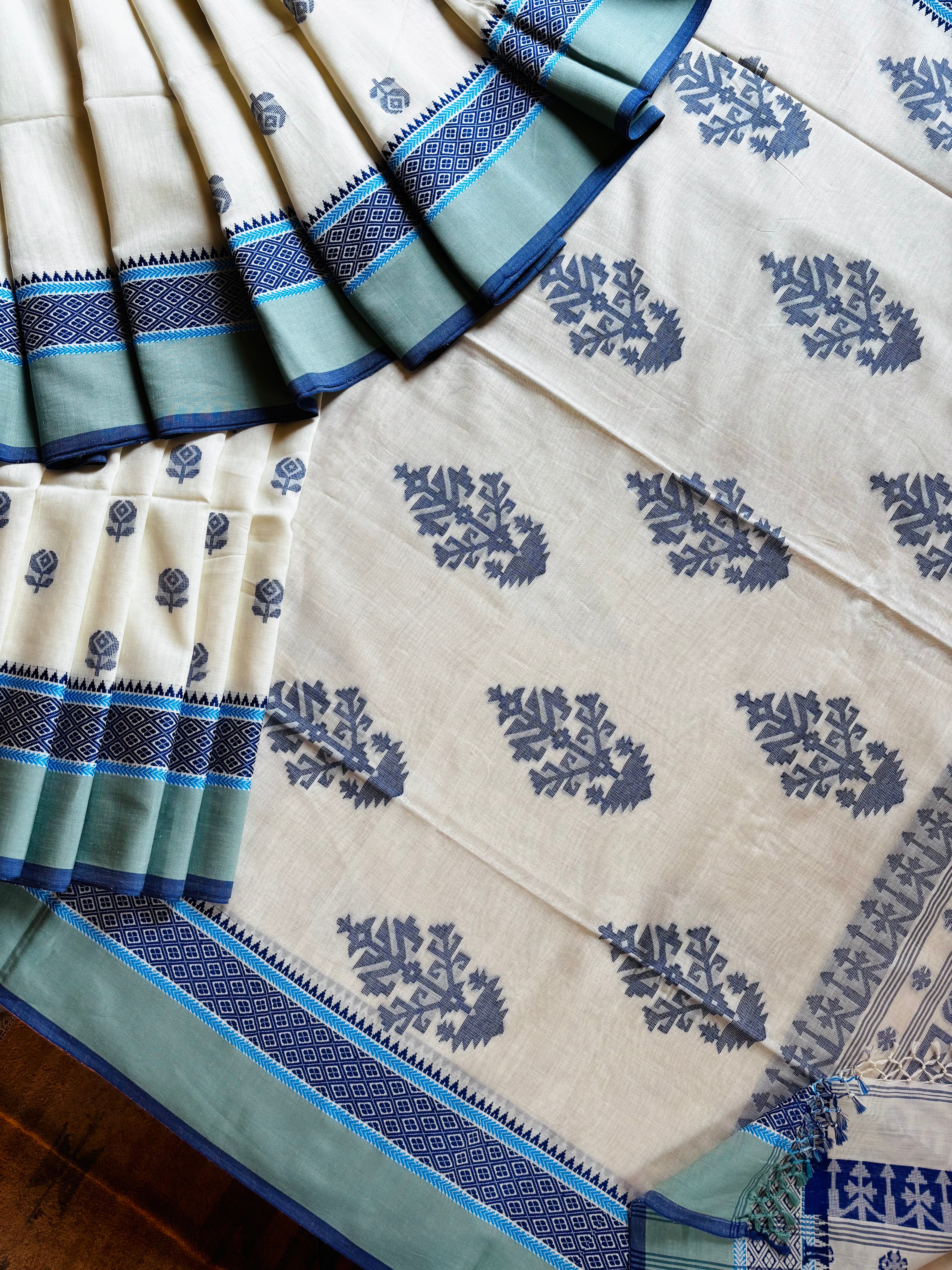 Handwoven Offwhite Colour Cotton Jamdani Saree