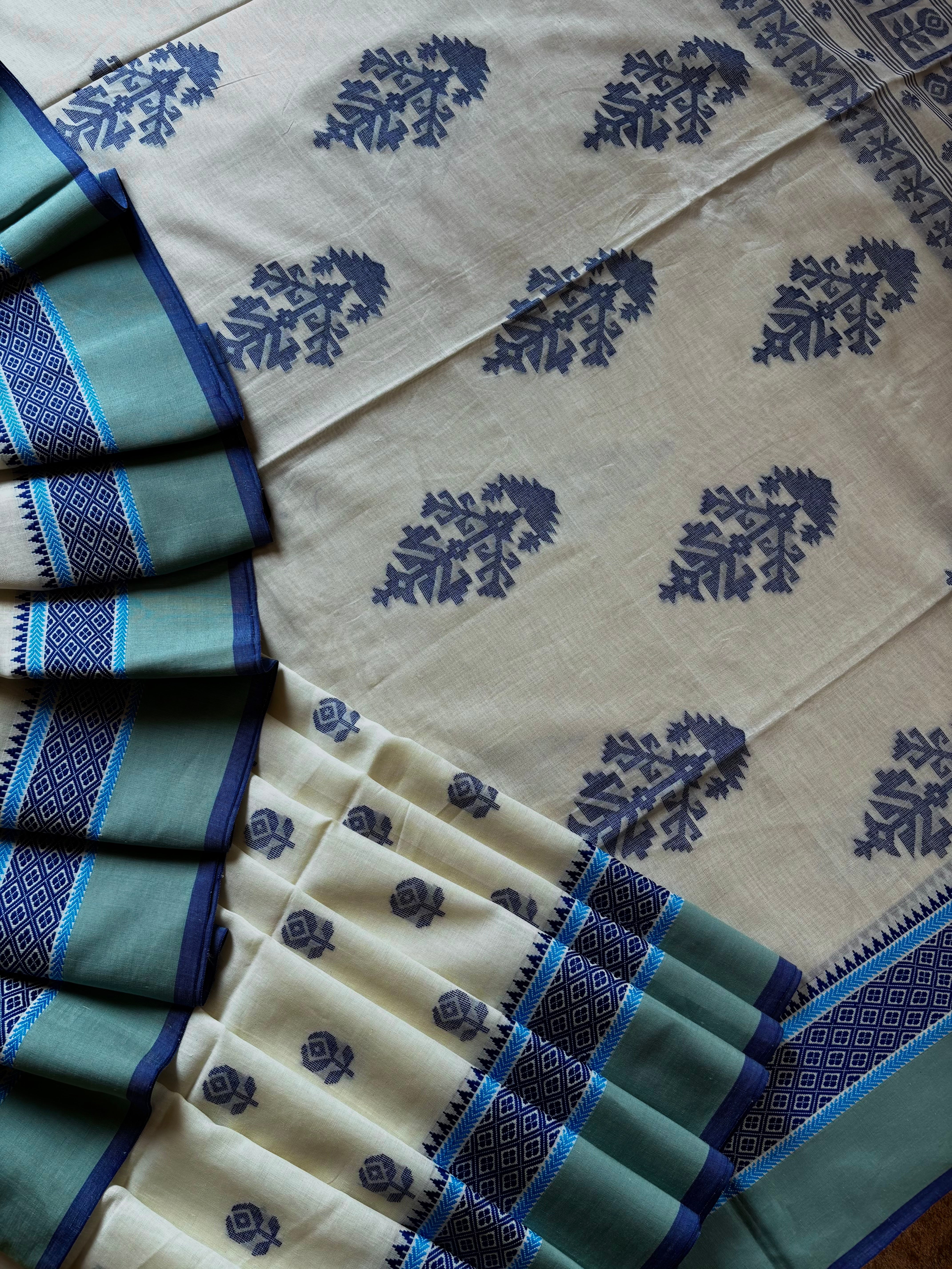 Handwoven Offwhite Colour Cotton Jamdani Saree