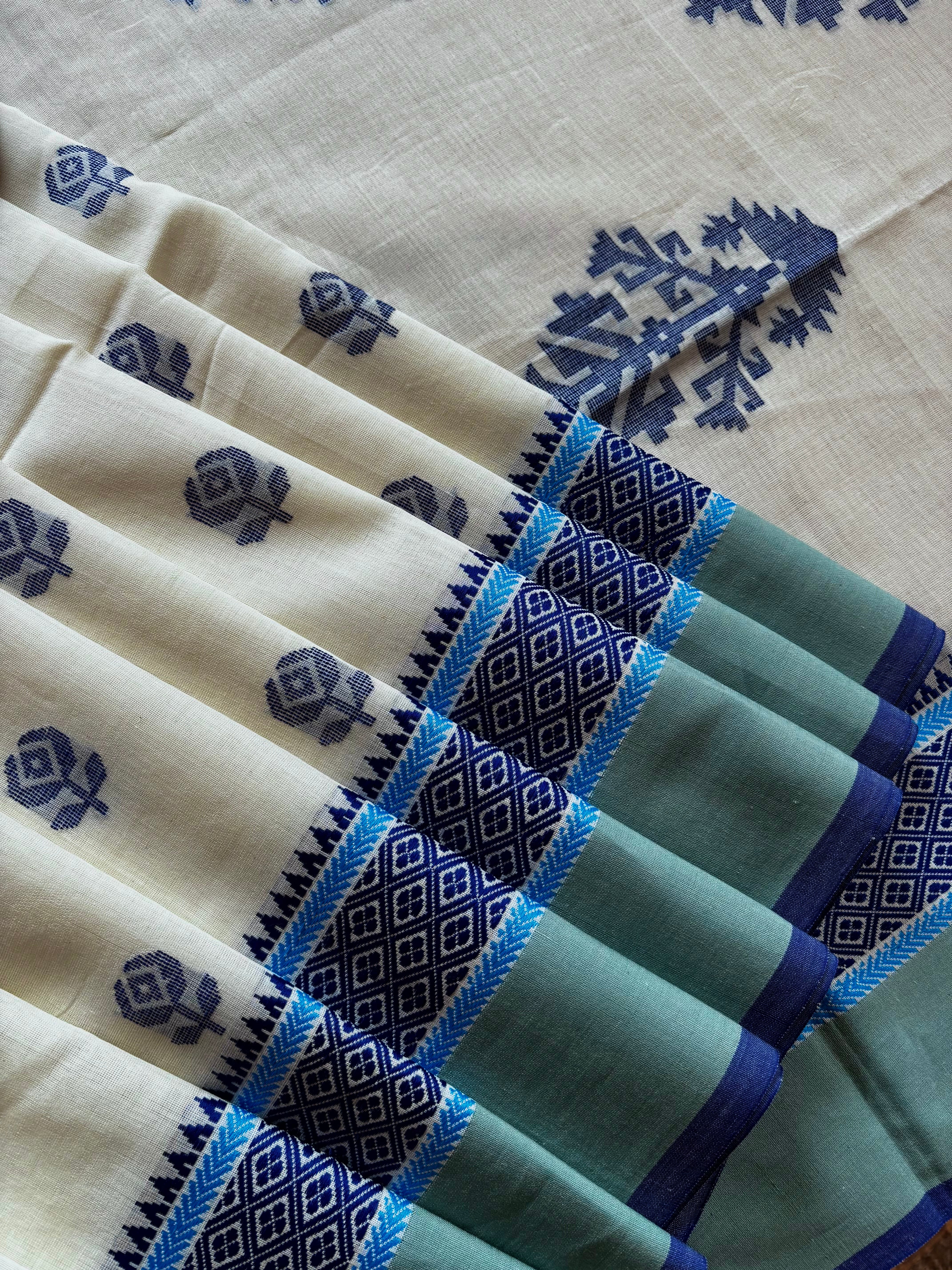 Handwoven Offwhite Colour Cotton Jamdani Saree