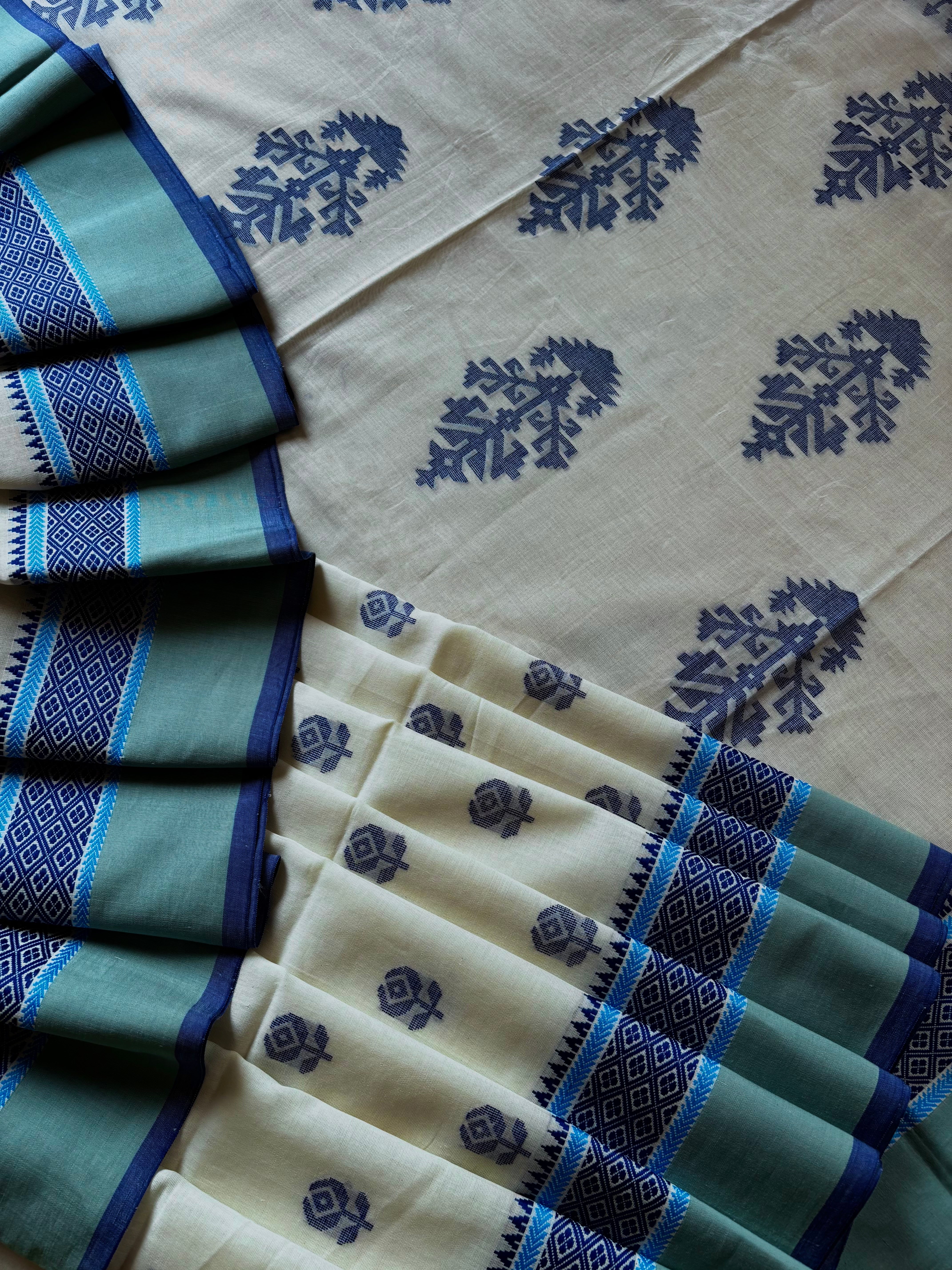Handwoven Offwhite Colour Cotton Jamdani Saree