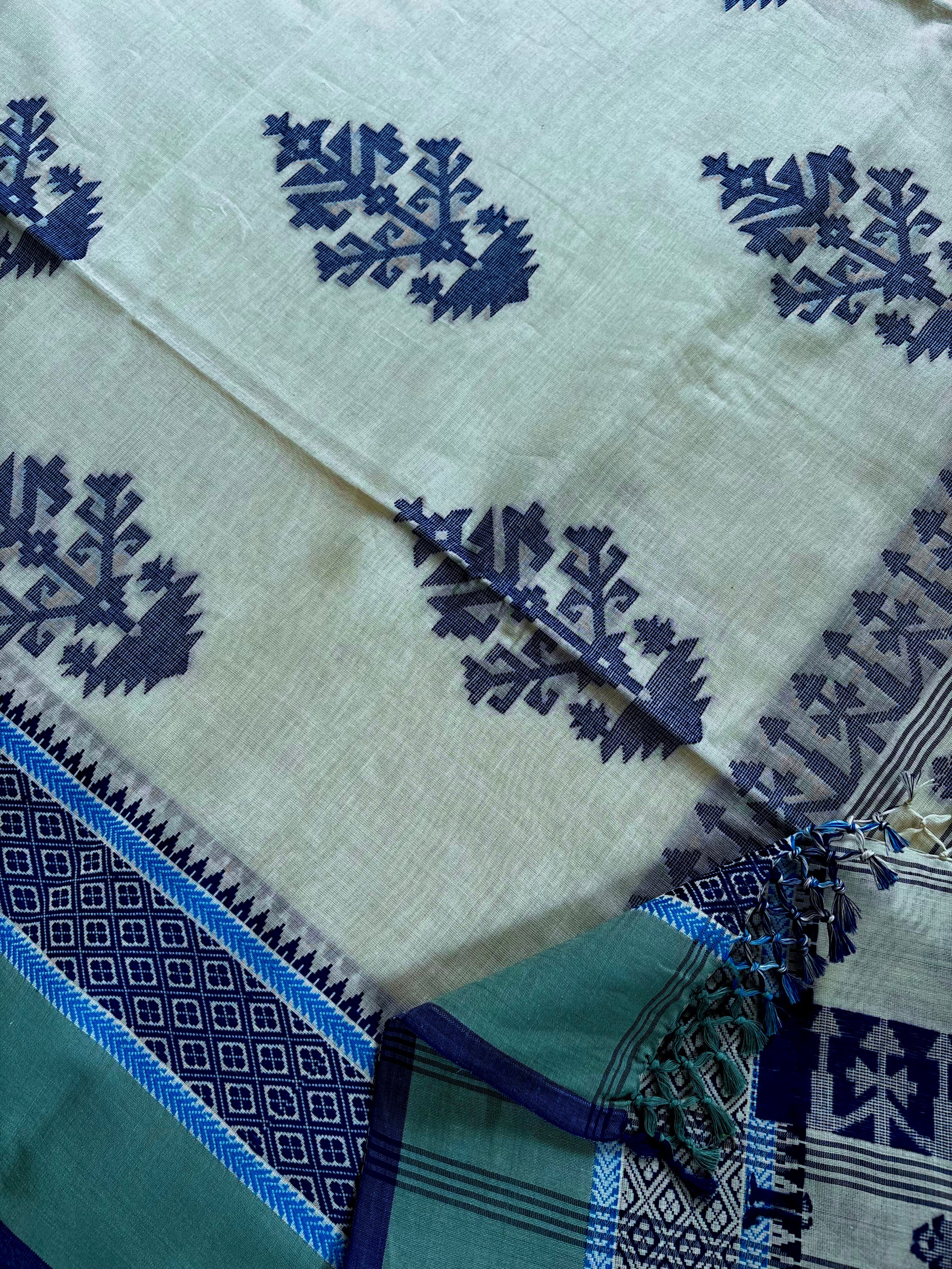Handwoven Offwhite Colour Cotton Jamdani Saree