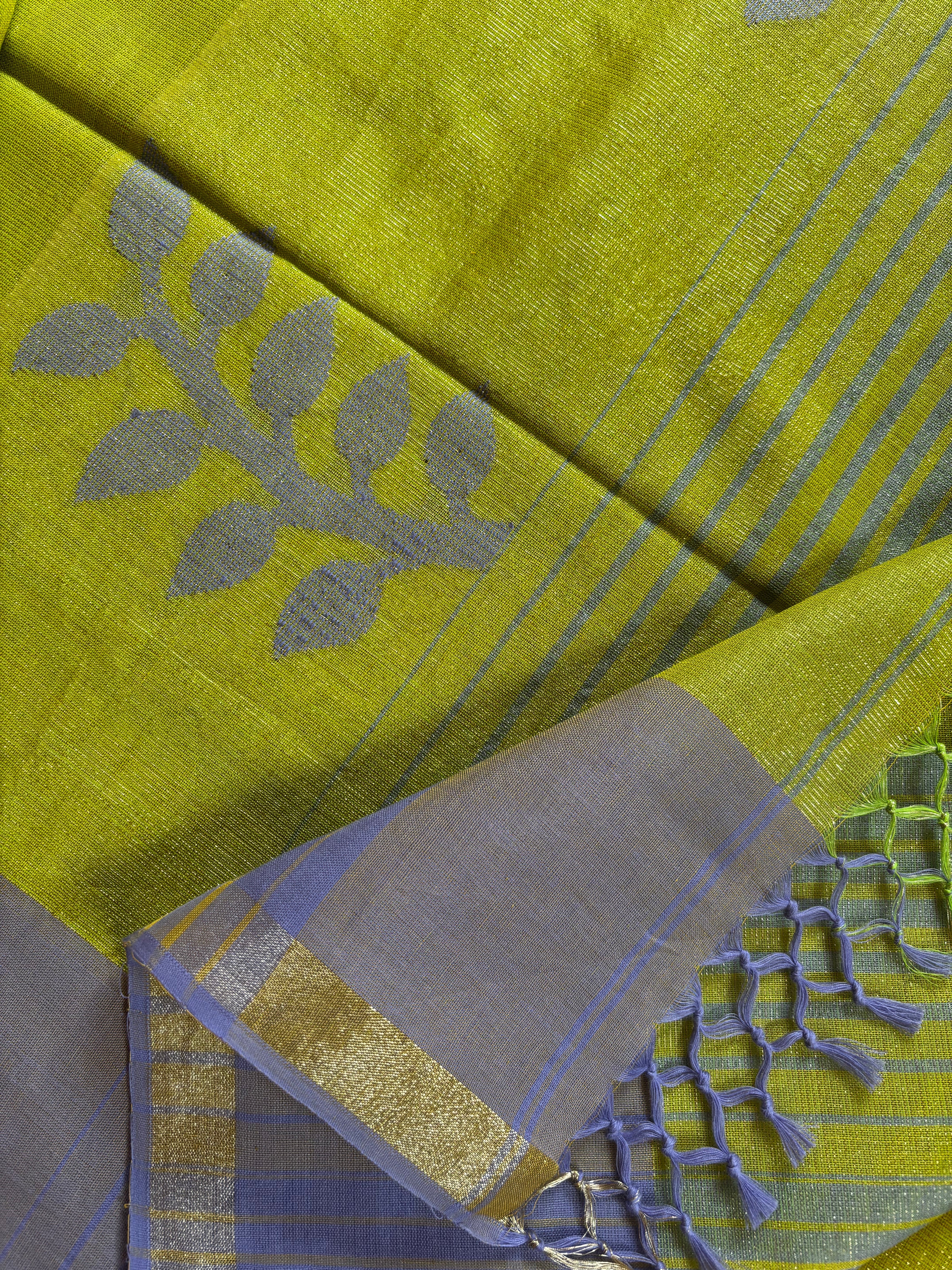 Handwoven Parrot Green Colour Tissue Jamdani Saree