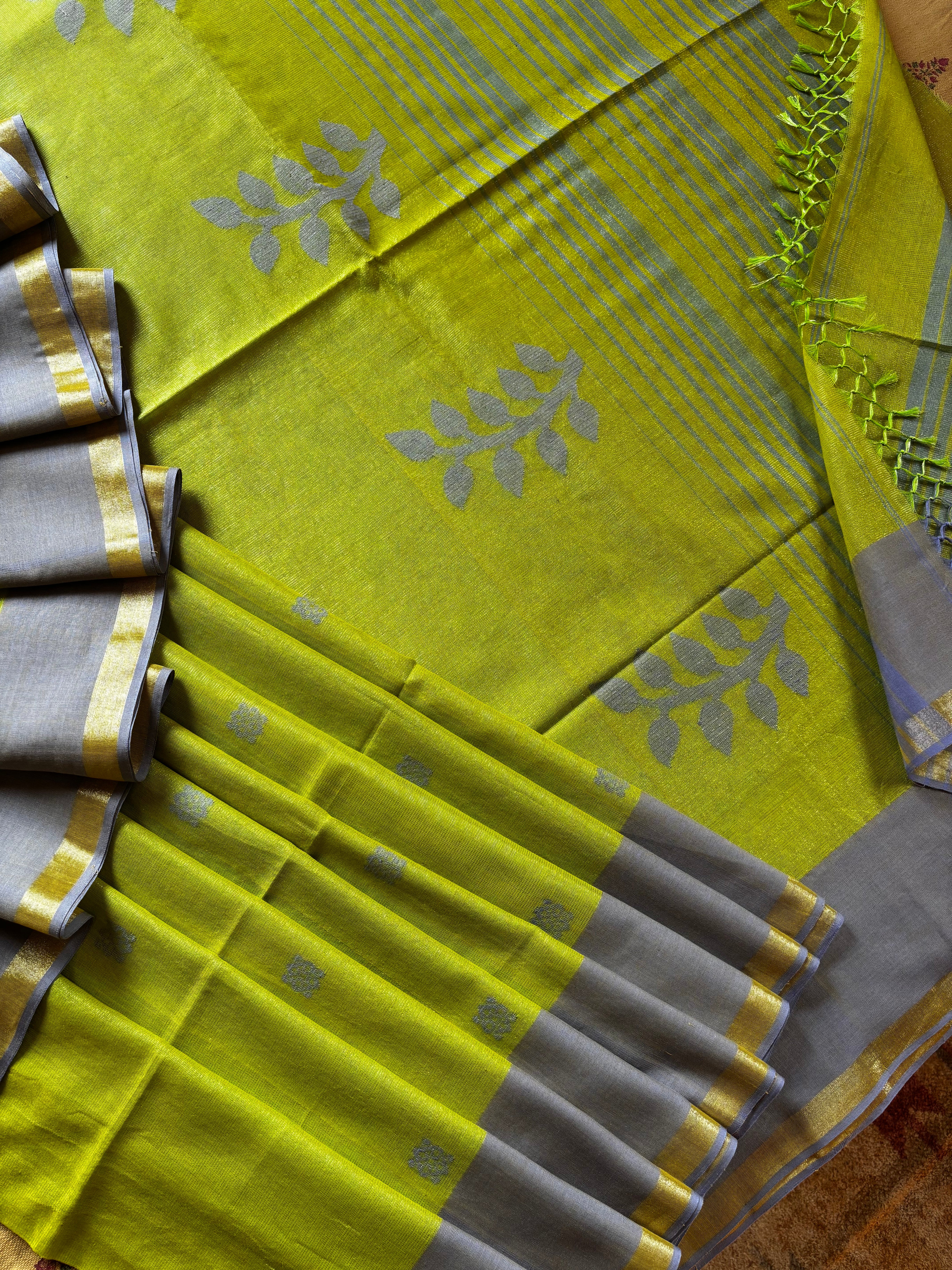 Handwoven Parrot Green Colour Tissue Jamdani Saree