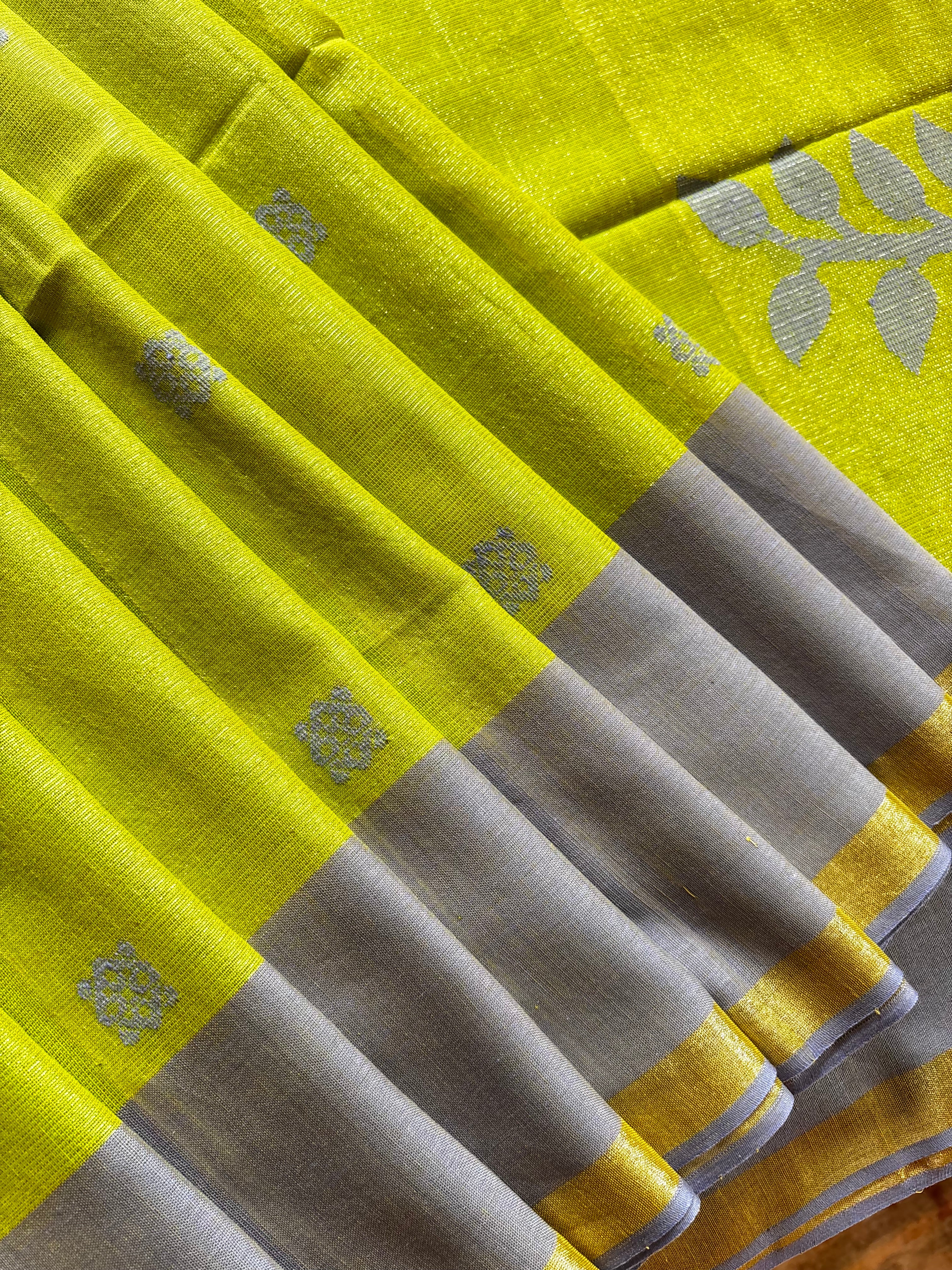 Handwoven Parrot Green Colour Tissue Jamdani Saree