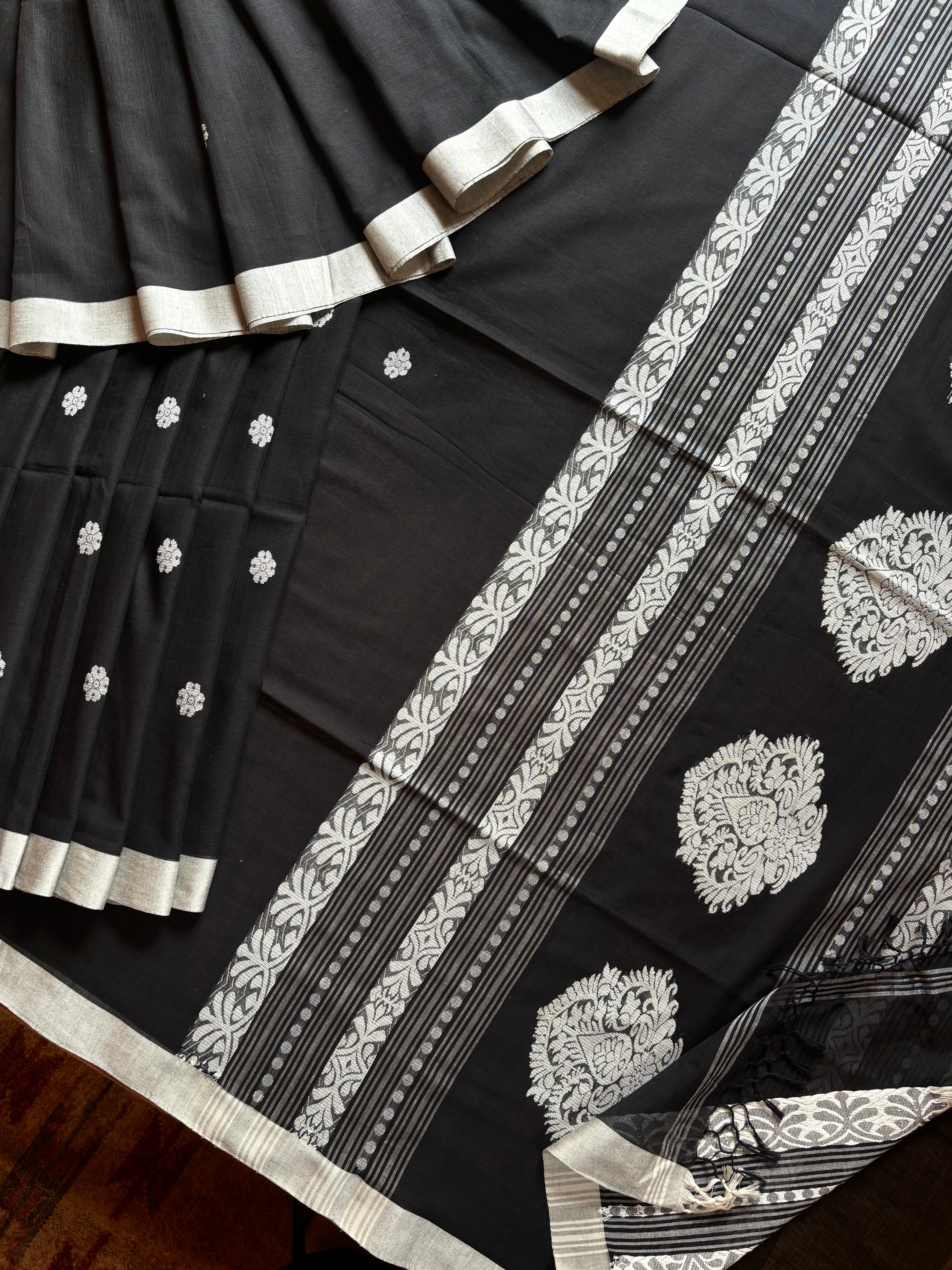 Handwoven Black Colour Cotton Jamdani Saree