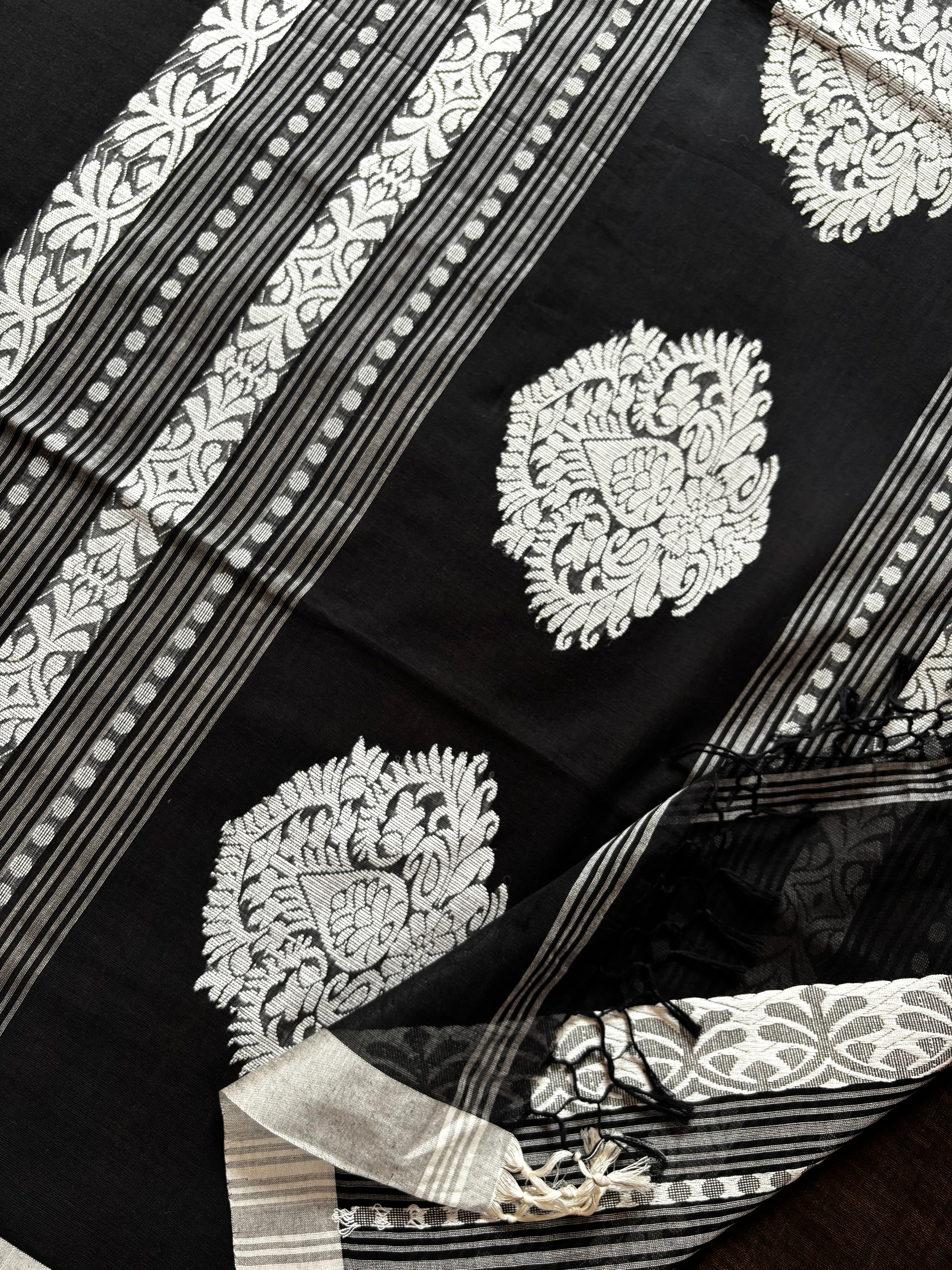 Handwoven Black Colour Cotton Jamdani Saree