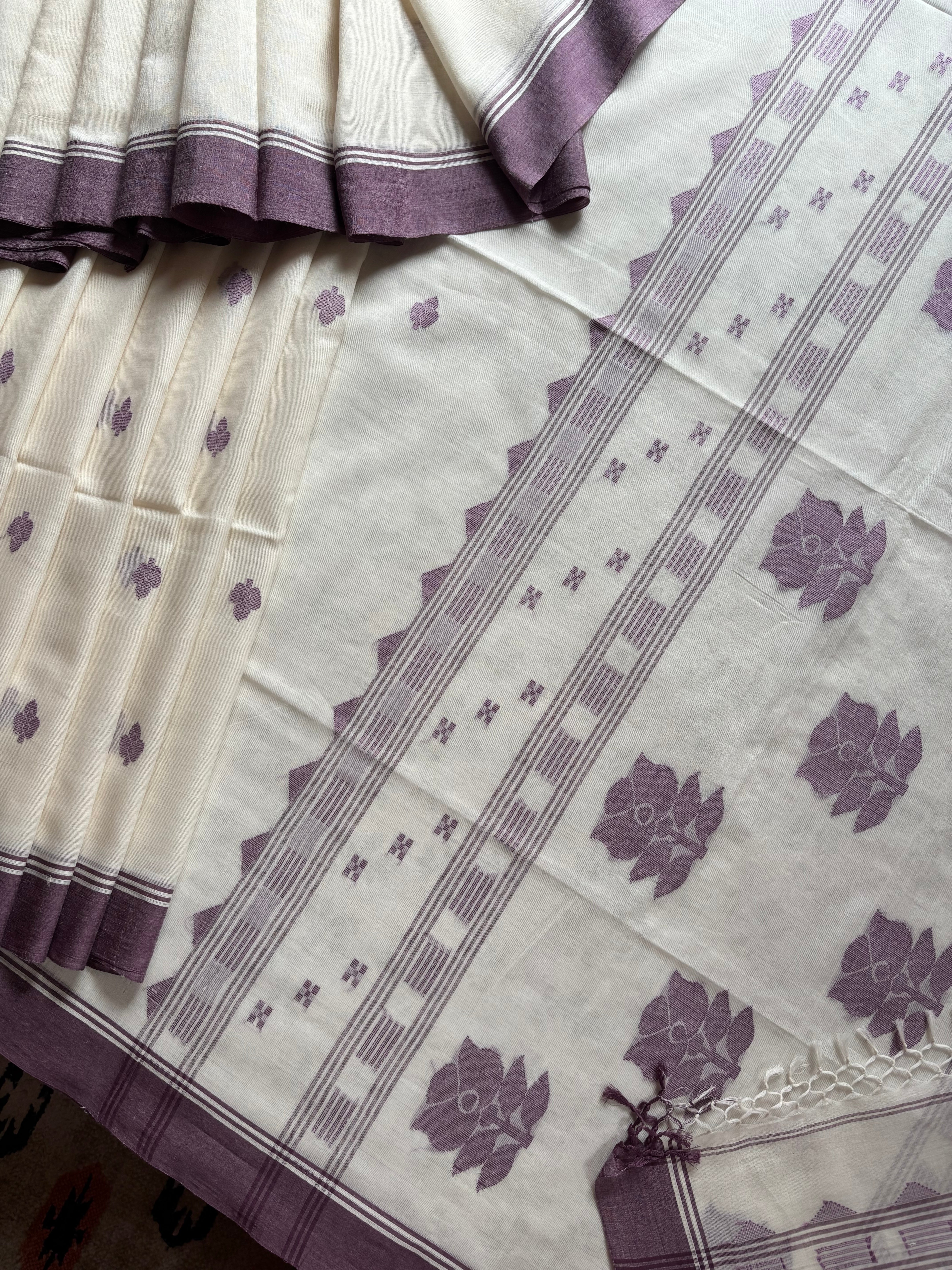 Handwoven Offwhite Mauve Colour Cotton Jamdani Saree
