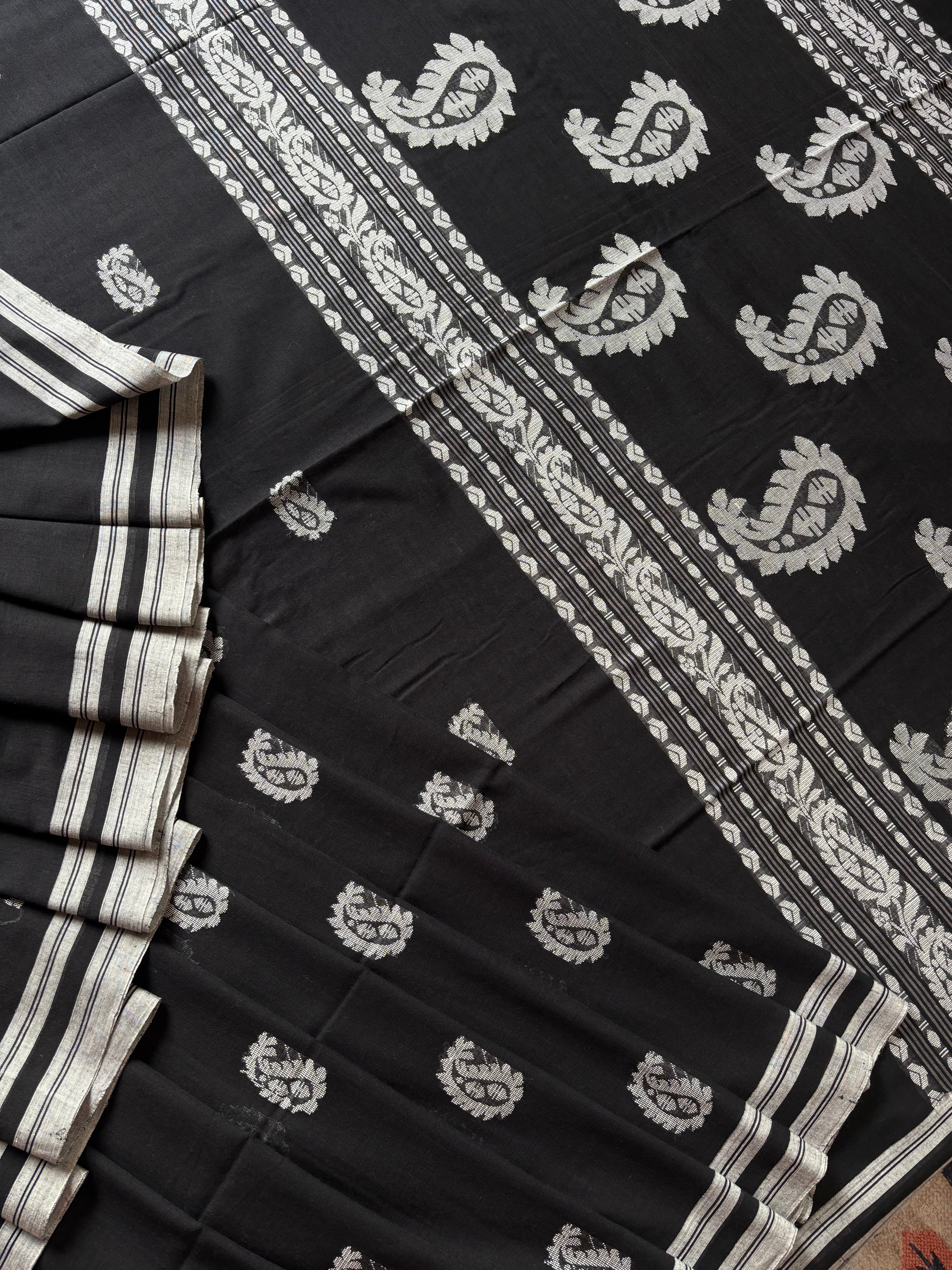 Handwoven Black White Cotton Jamdani Saree