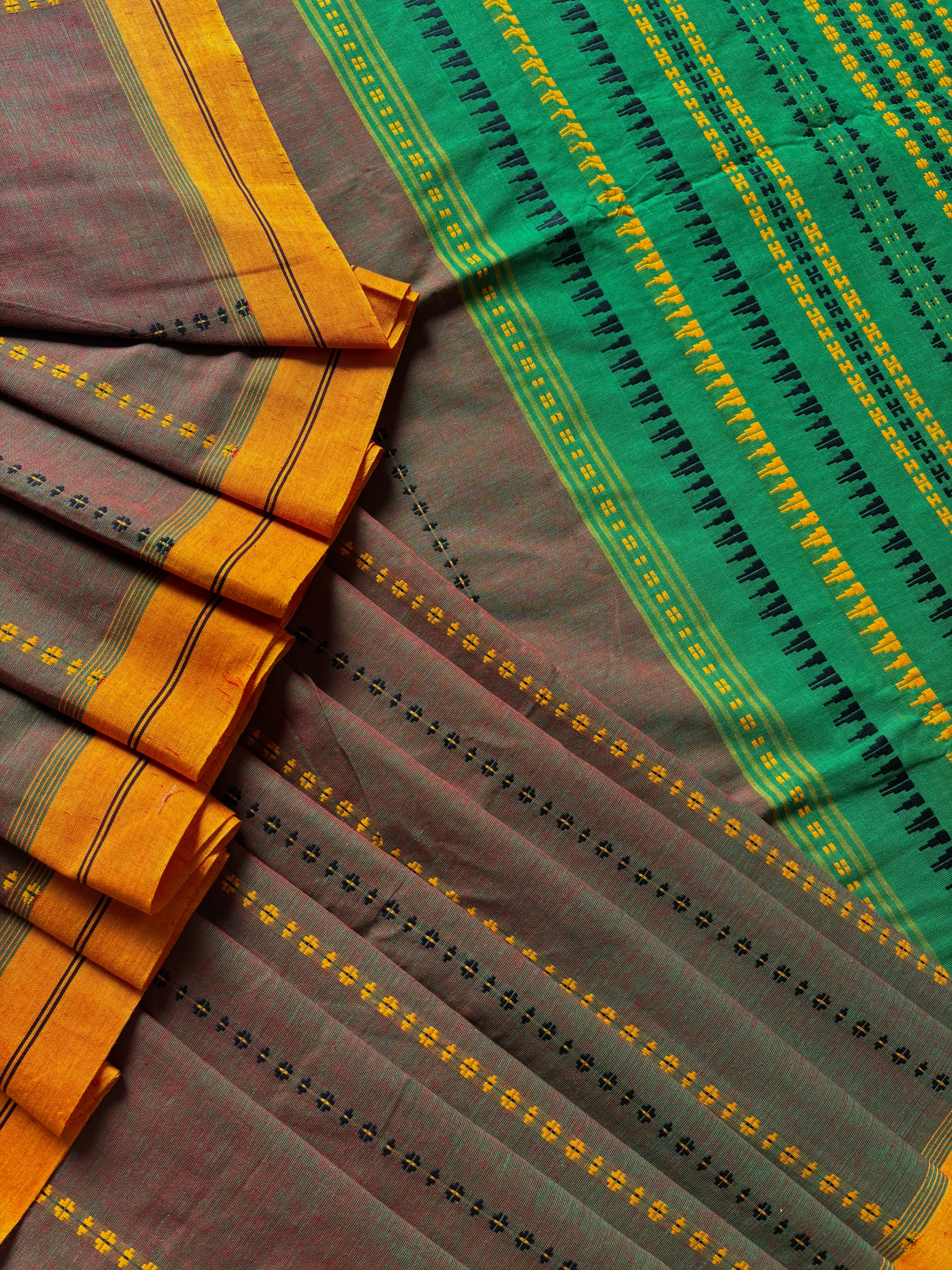 Handwoven Red Green Dual Tomed Begampuri Cotton Saree