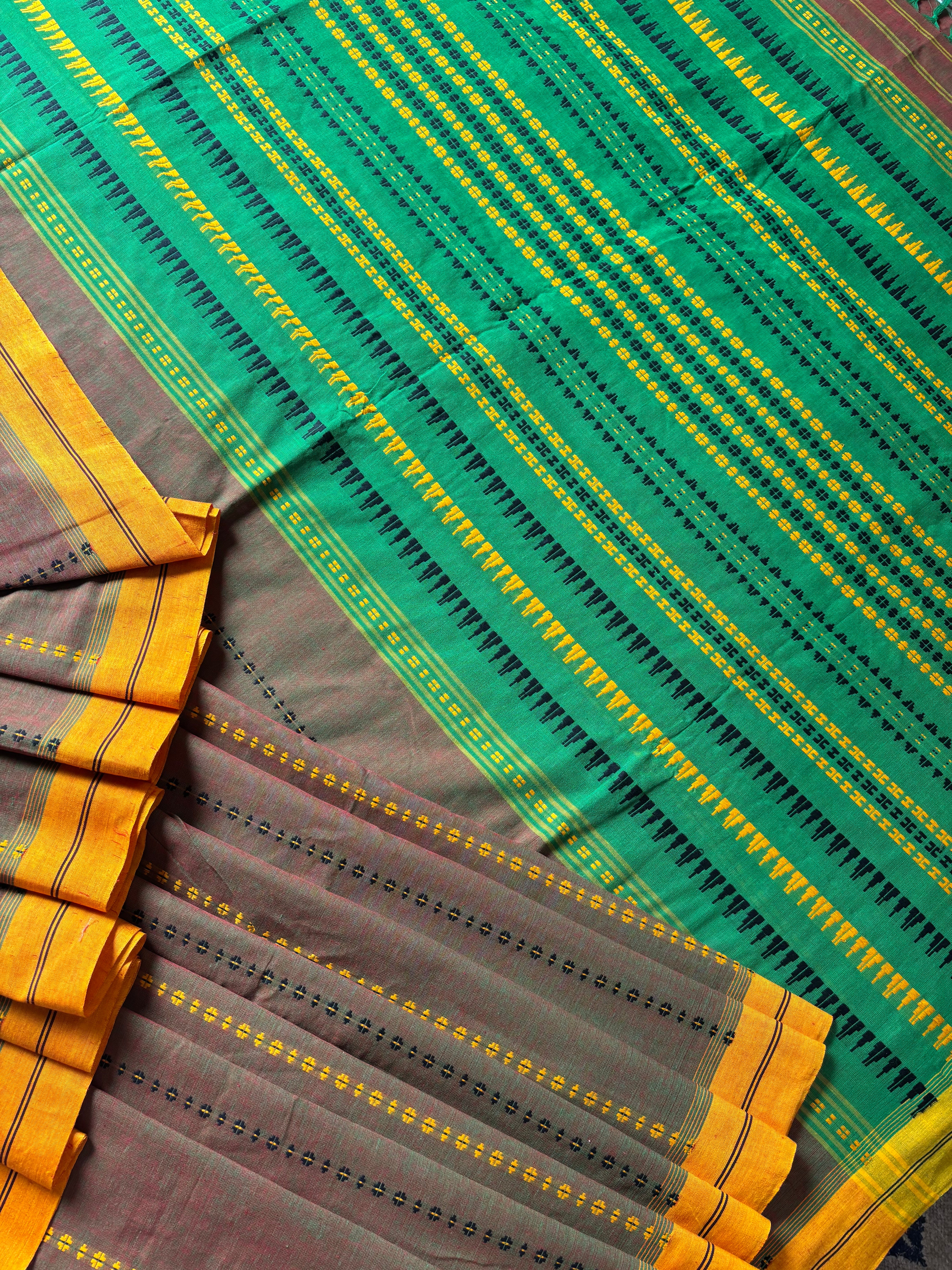 Handwoven Red Green Dual Tomed Begampuri Cotton Saree