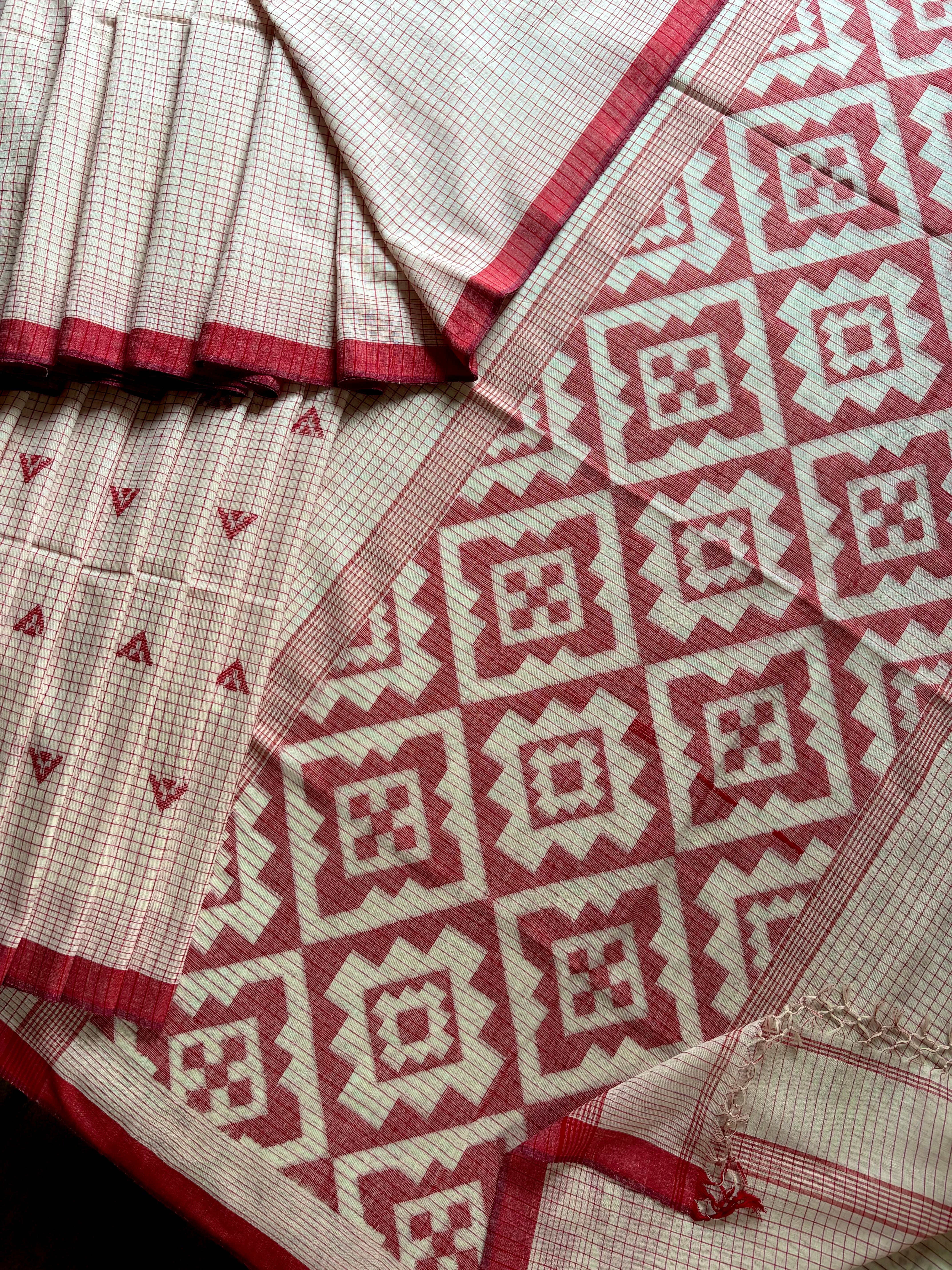 Handwoven White Red Cotton Jamdani Saree