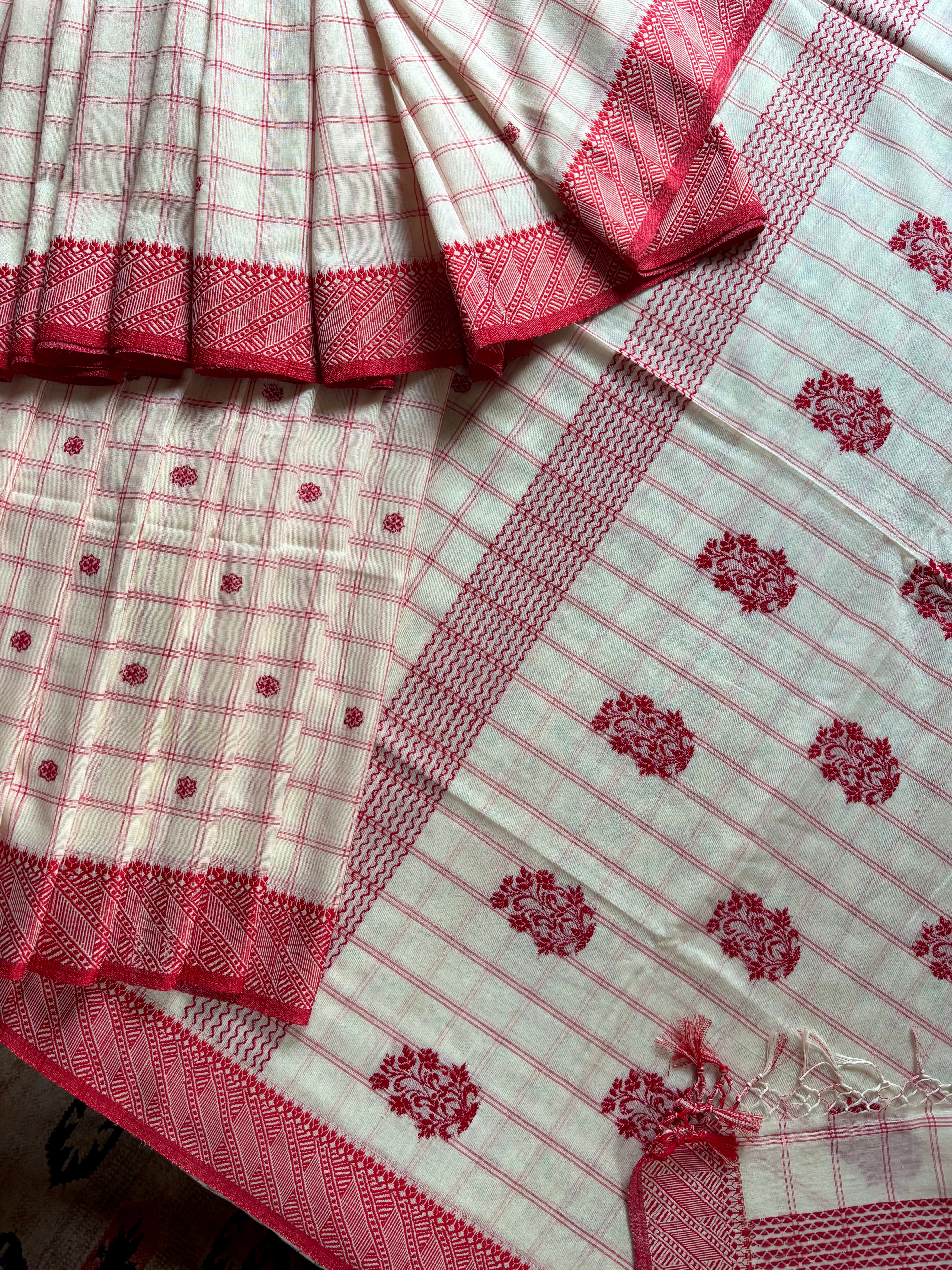 Handwoven Offwhite Red Phulia Cotton Saree