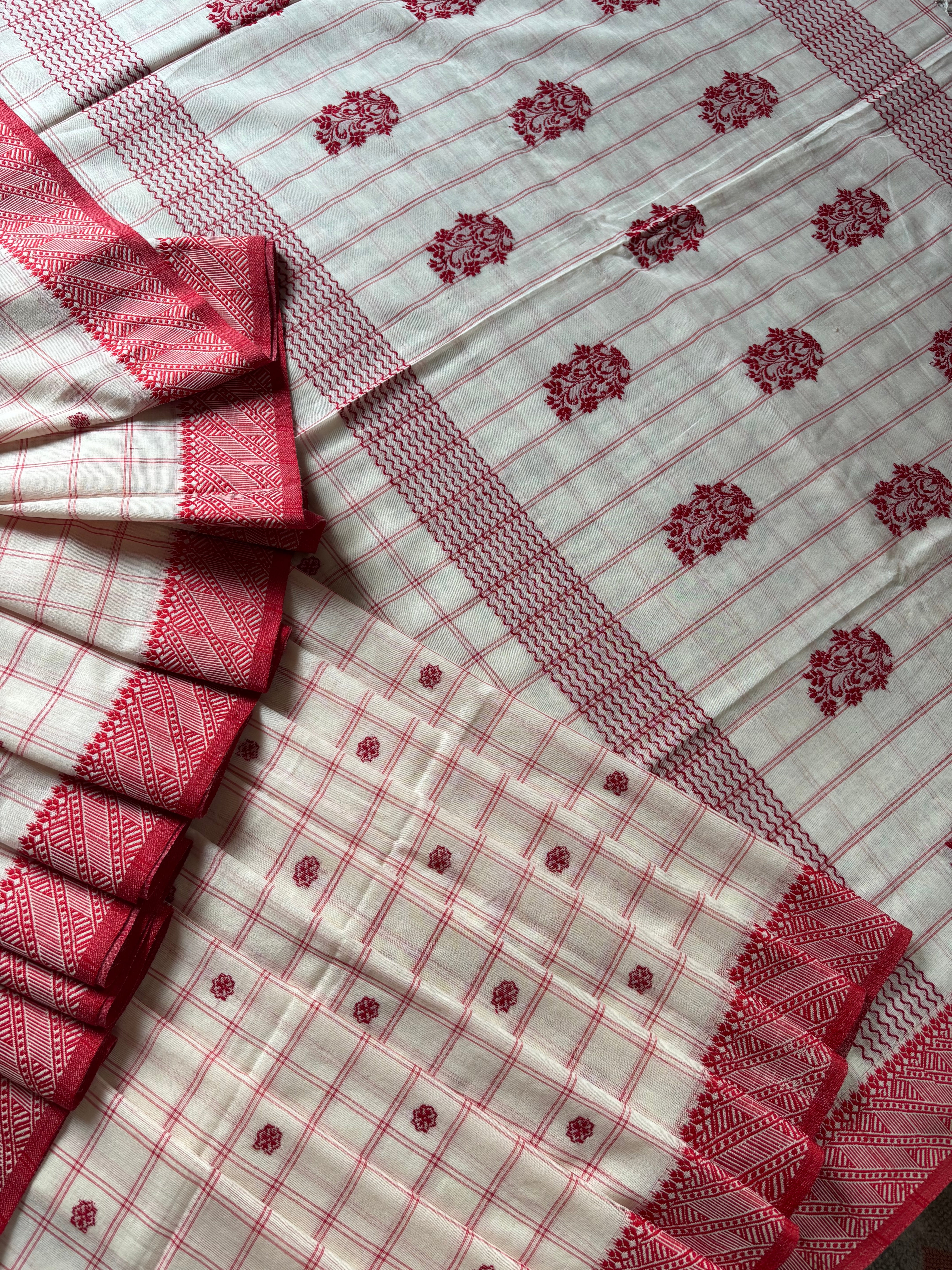 Handwoven Offwhite Red Phulia Cotton Saree