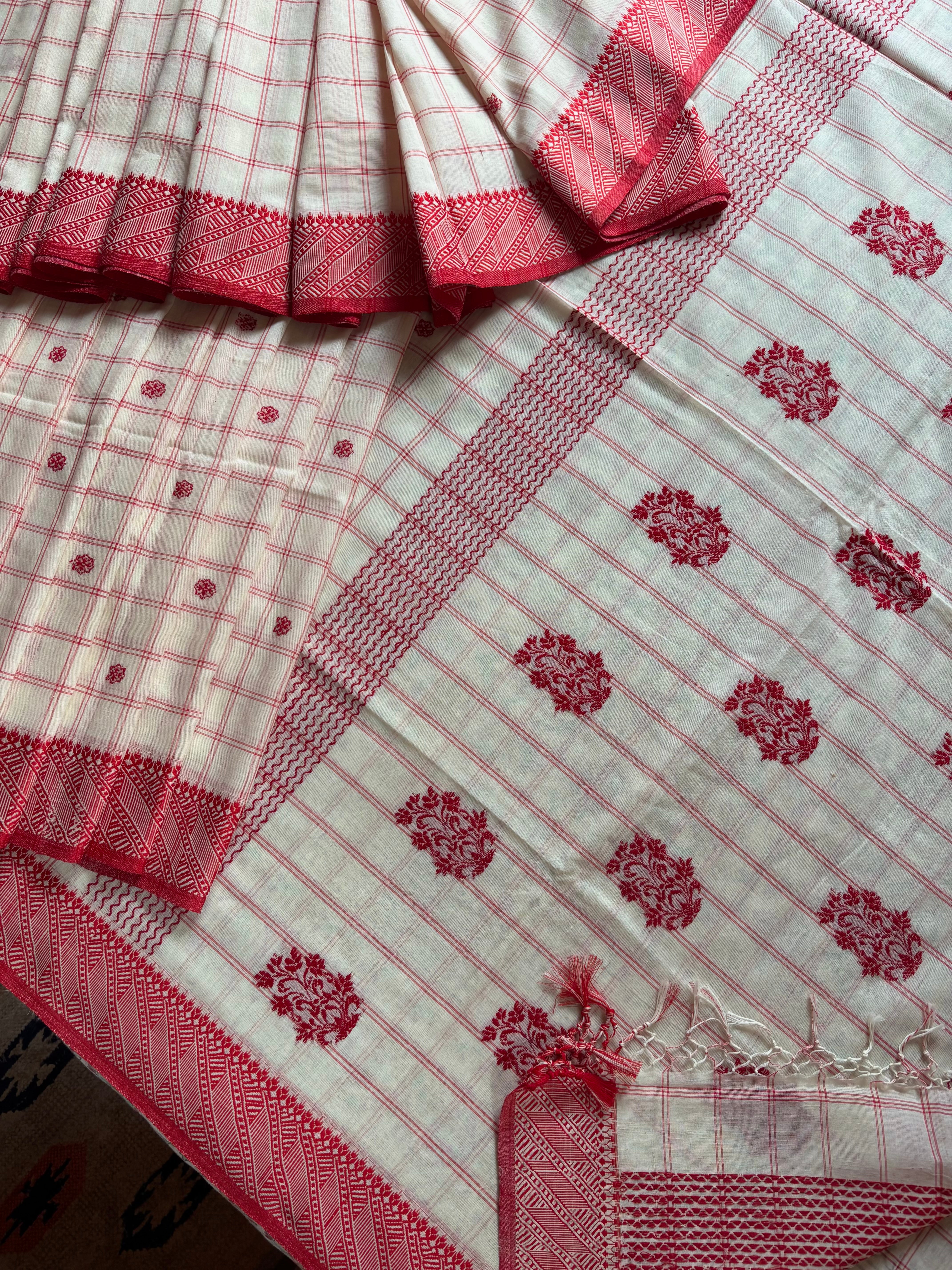 Handwoven Offwhite Red Phulia Cotton Saree
