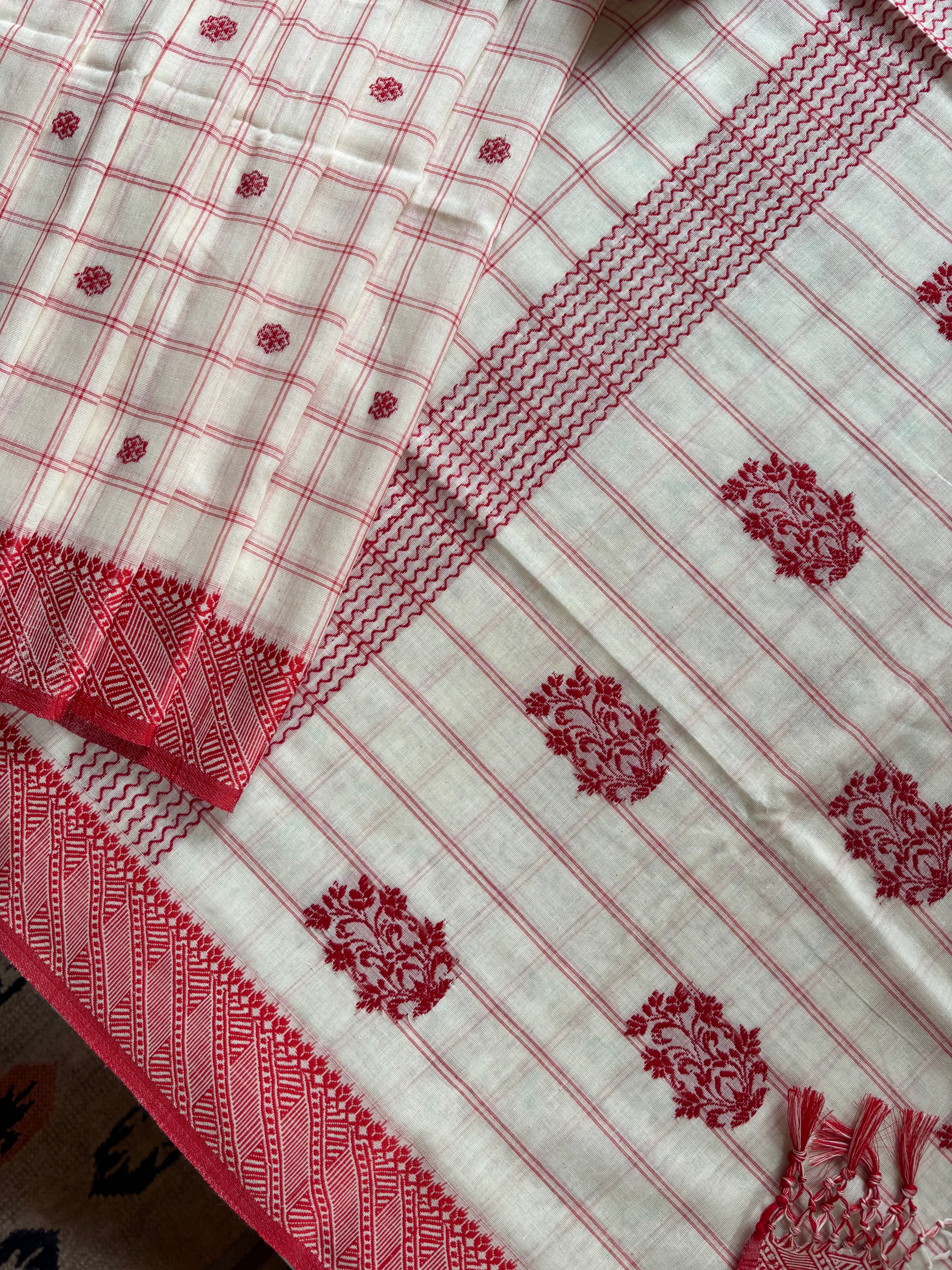 Handwoven Offwhite Red Phulia Cotton Saree