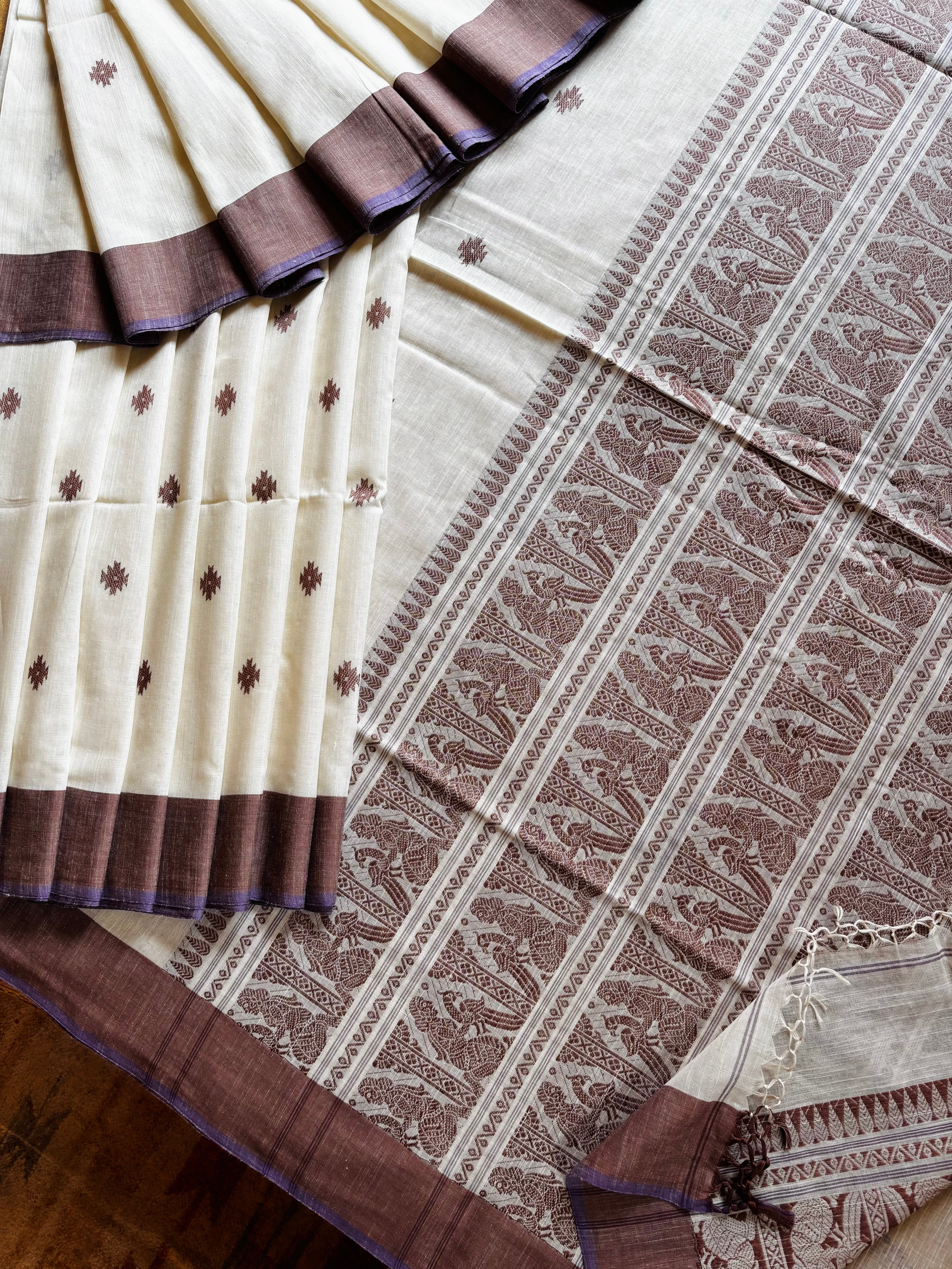 Handwoven Ivory Colour Pure Cotton Baluchari Saree
