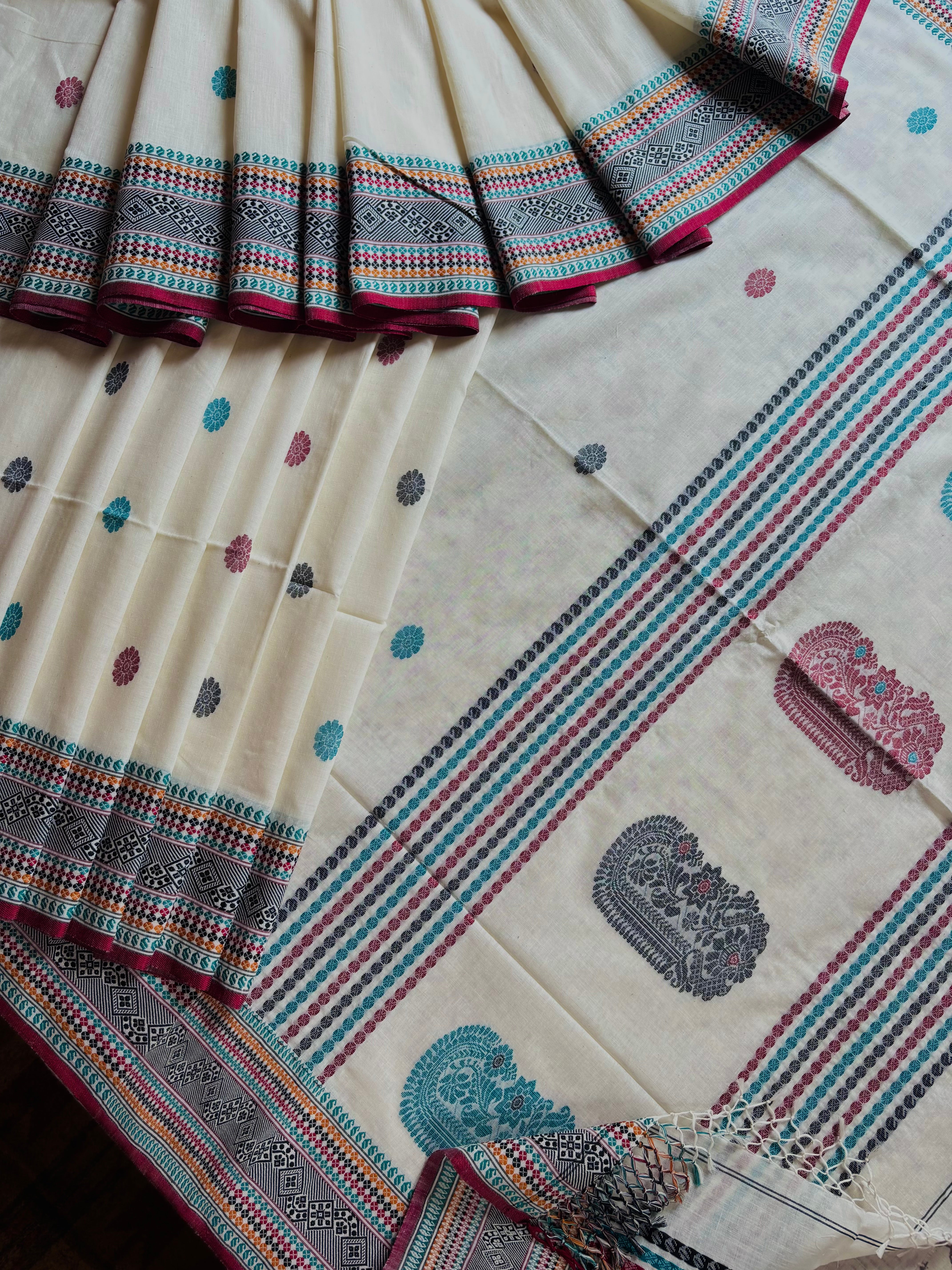 Handwoven Offwhite Colour Phulia Cotton Saree