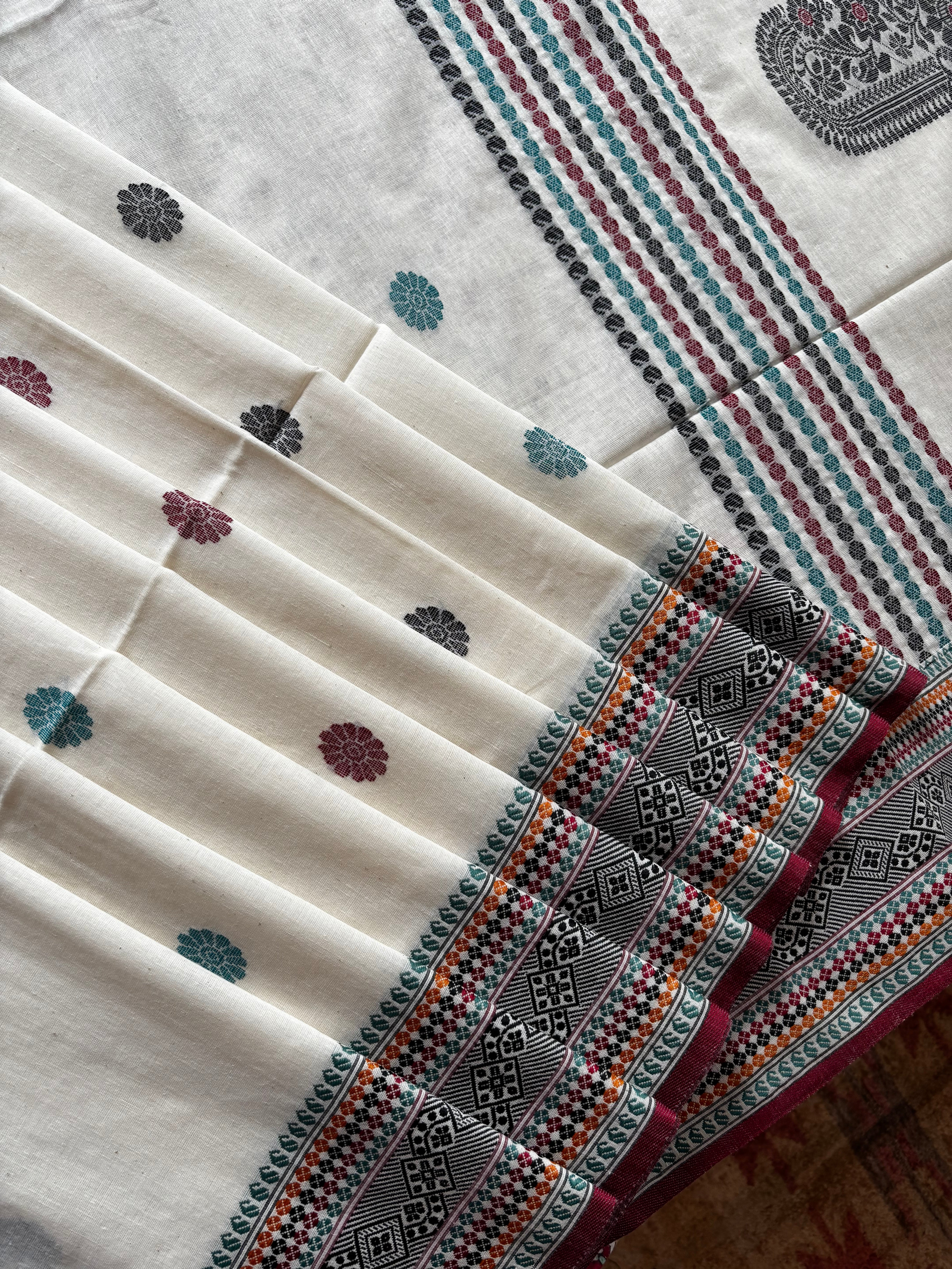 Handwoven Offwhite Colour Phulia Cotton Saree