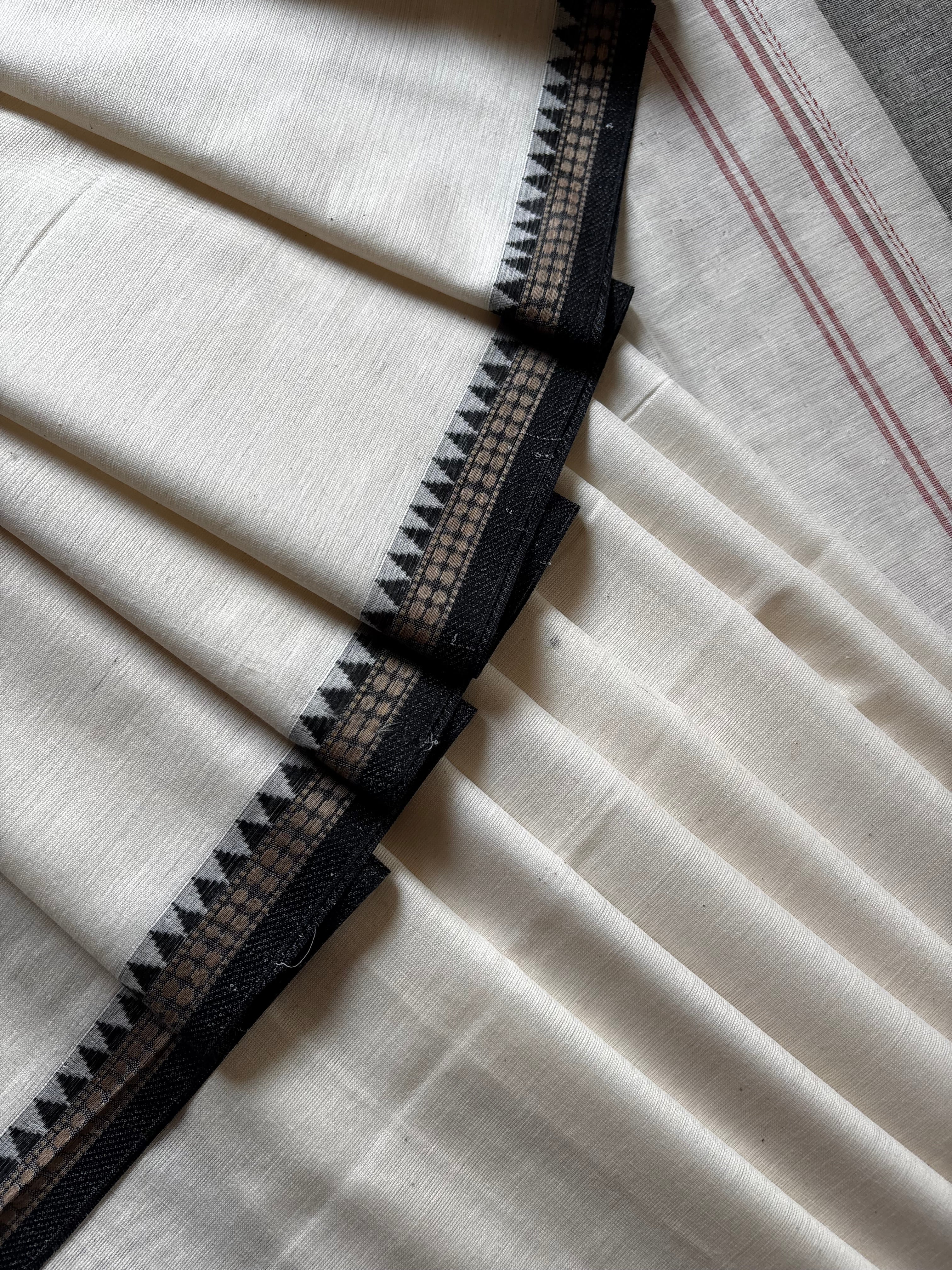 Handwoven Offwhite Red Black Cotton Dhonekhali Saree