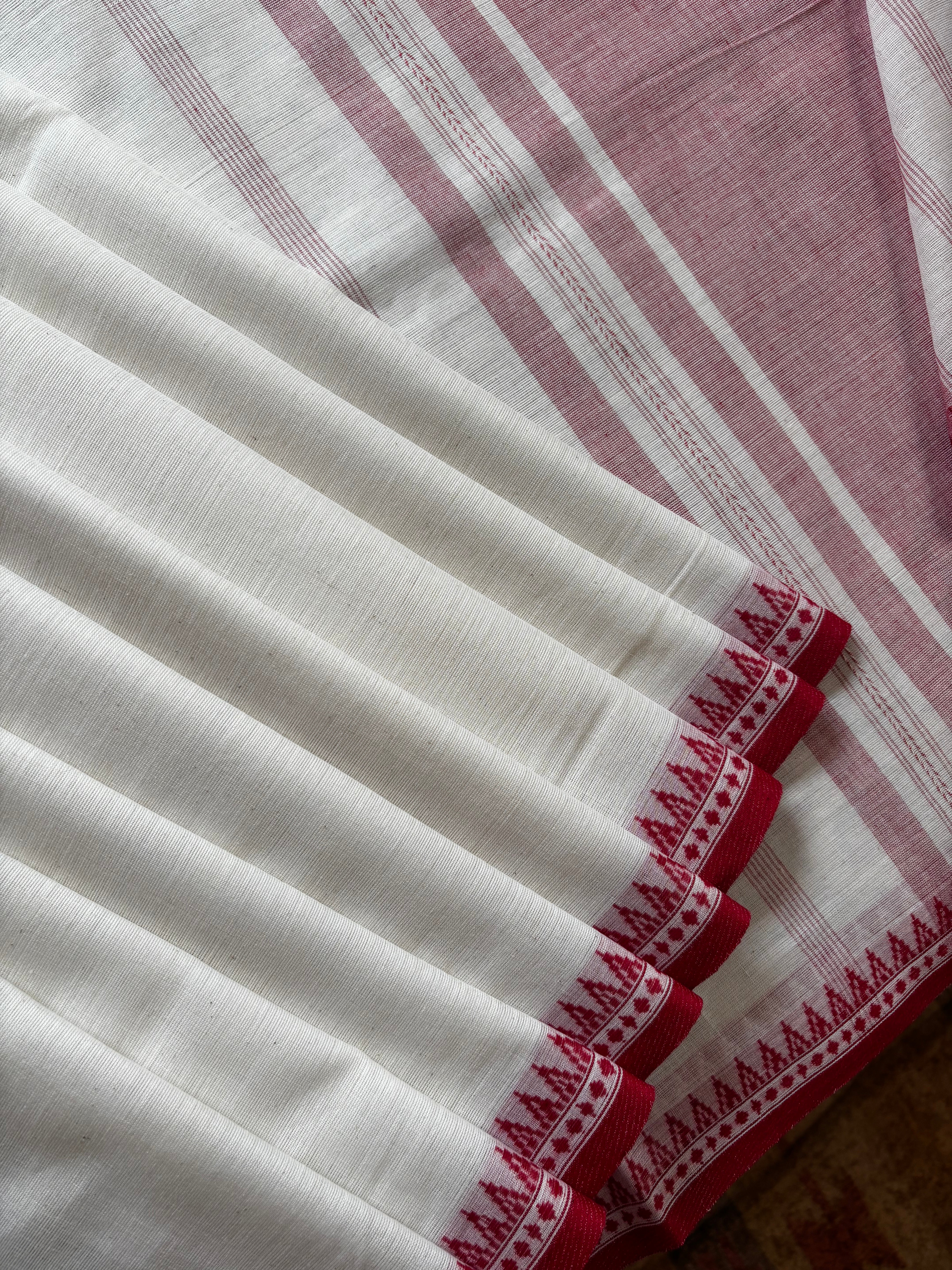 Handwoven Offwhite Colour Cotton Dhonekhali Saree