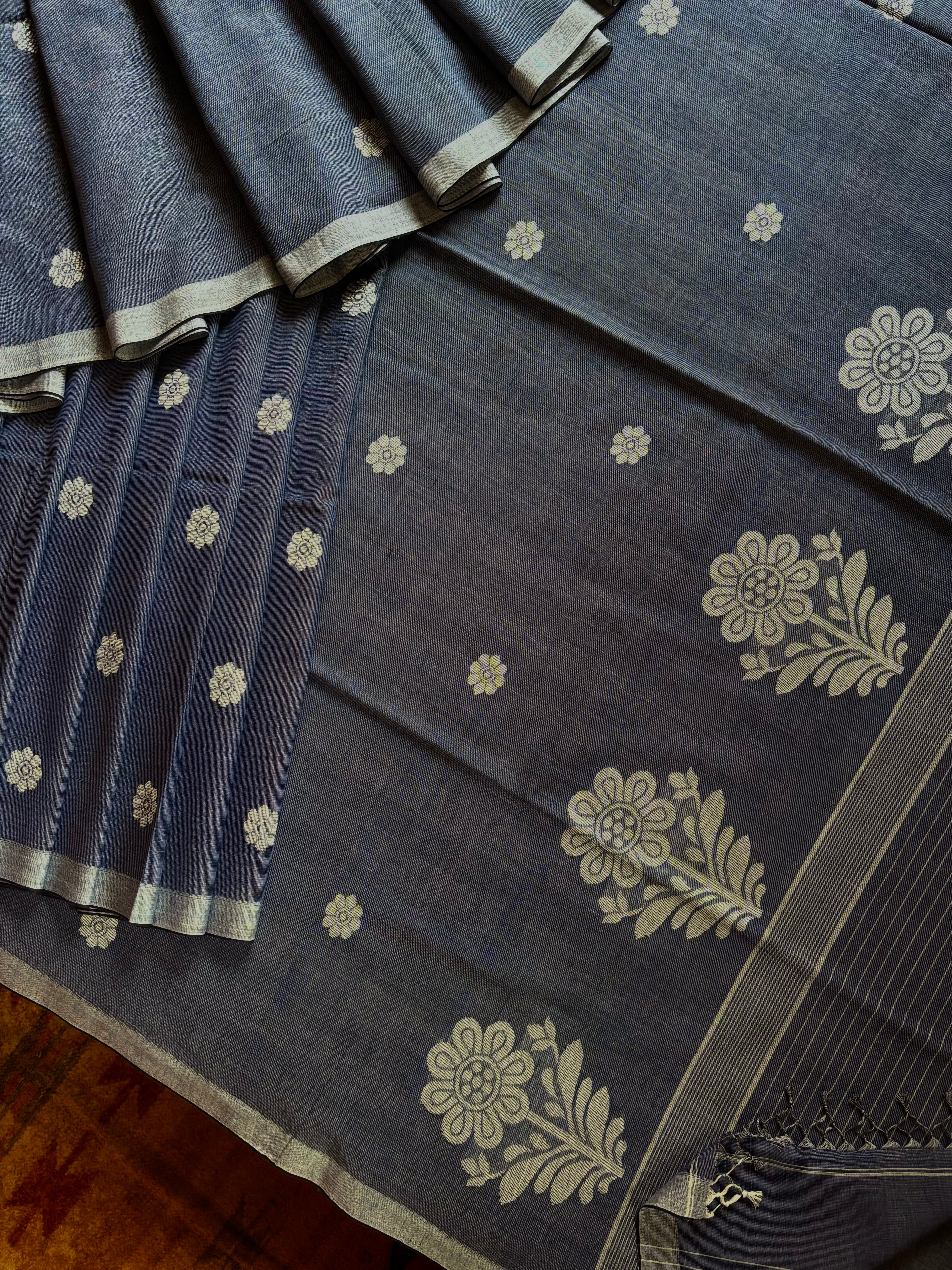 Handwoven Grey White Pure Cotton Jamdani Saree