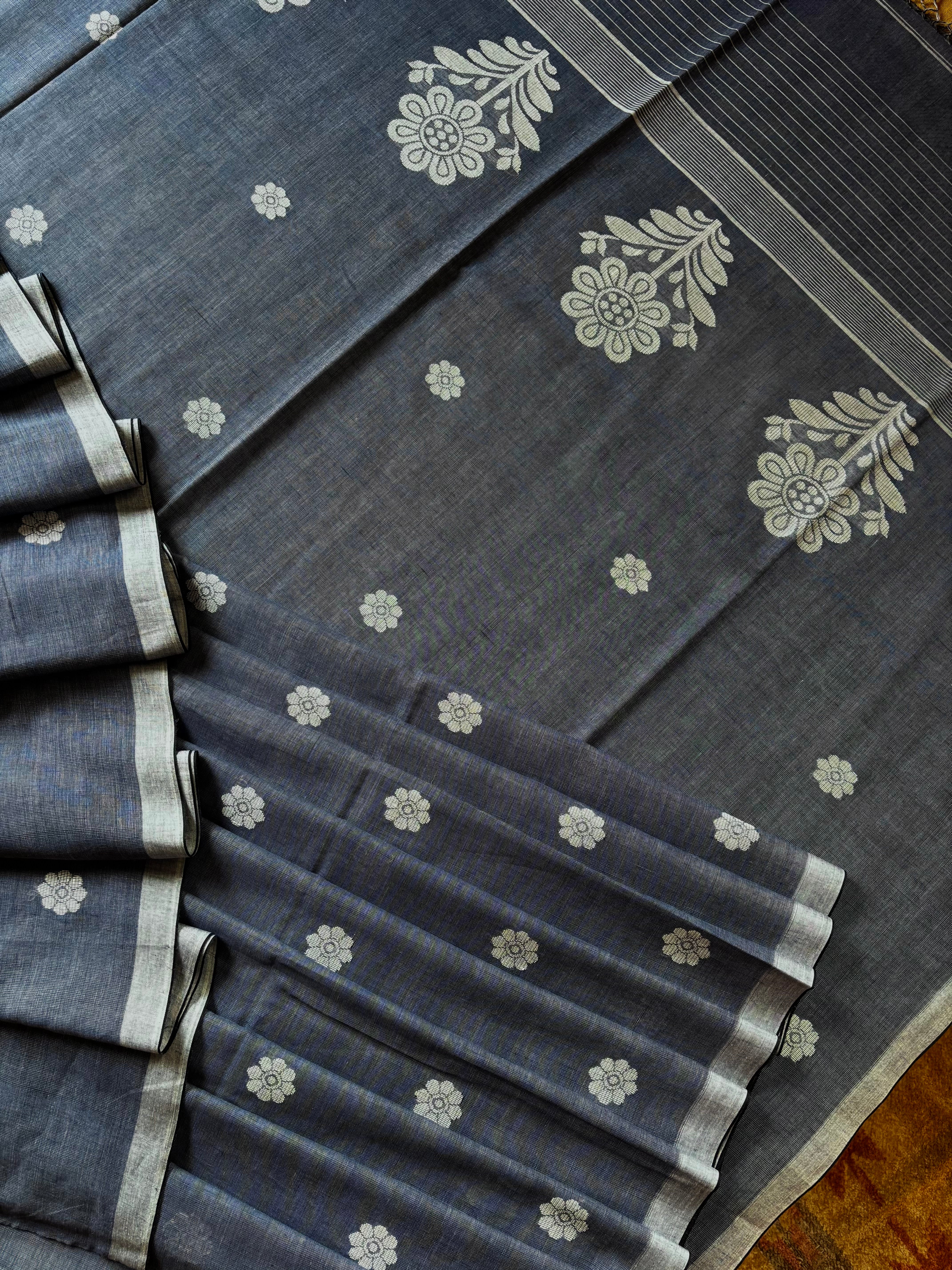 Handwoven Grey White Pure Cotton Jamdani Saree
