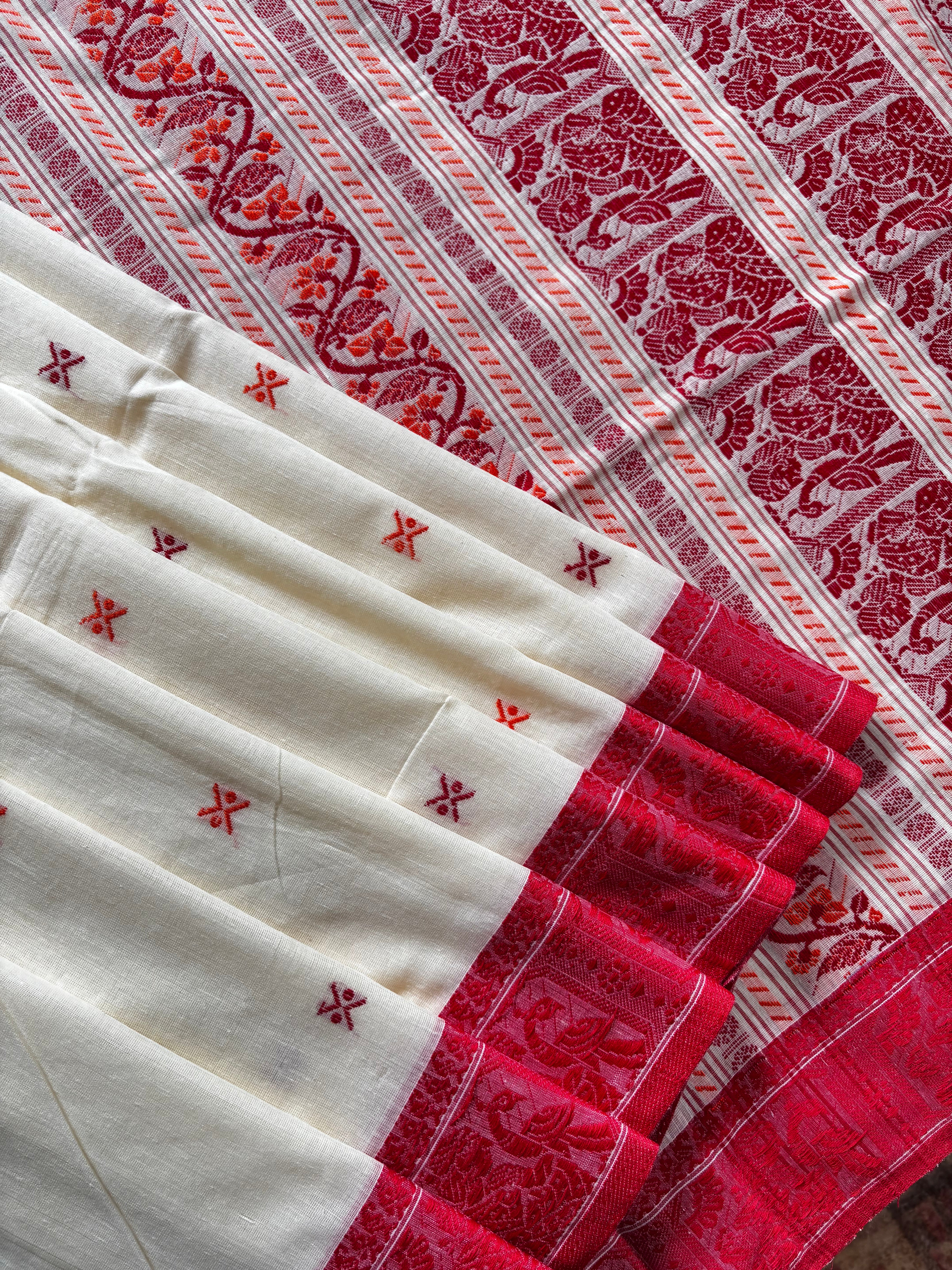 Handwoven Offwhite Red Colour Cotton Baluchari Saree